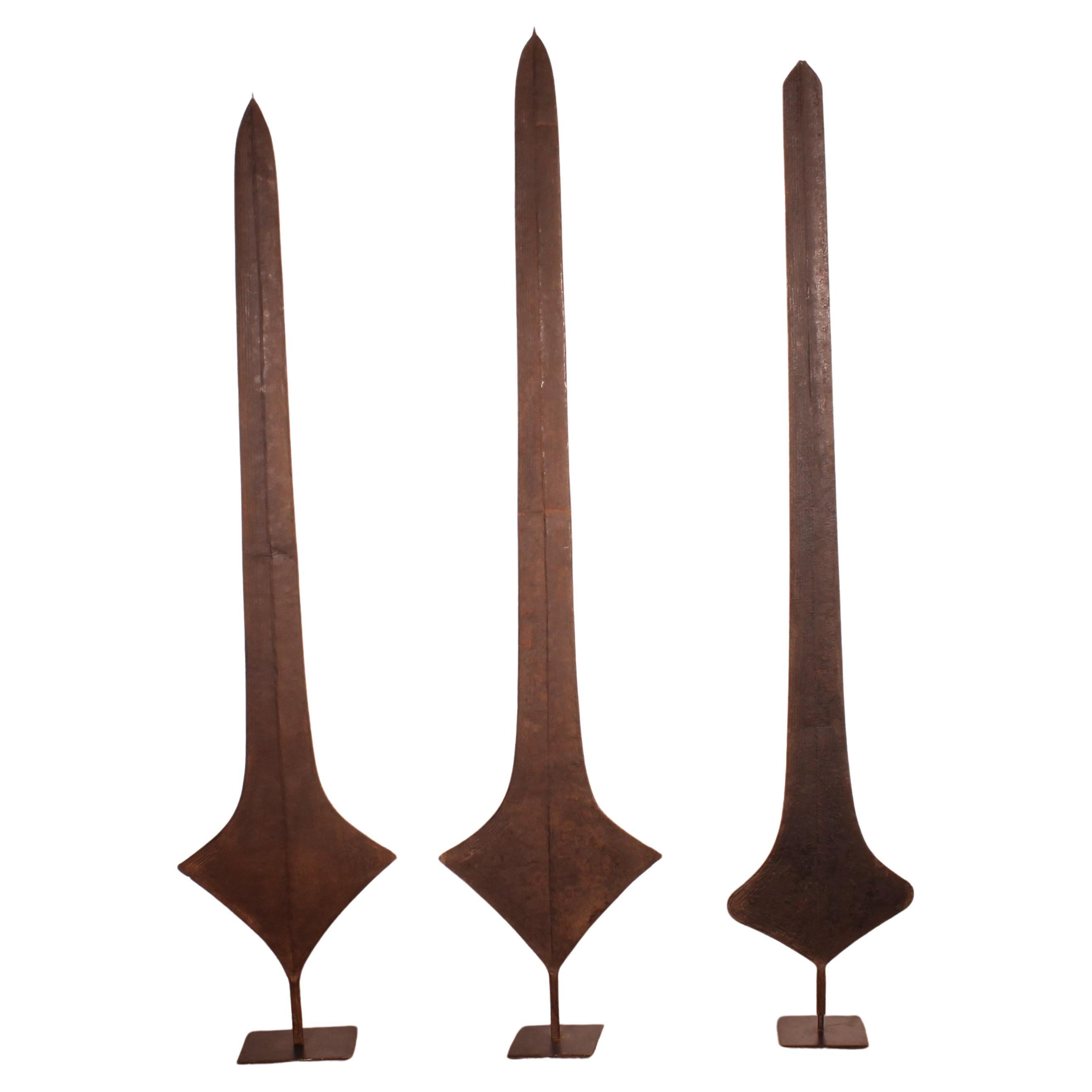 Trois épées africaines Topoke en monnaie sur des stands personnalisés