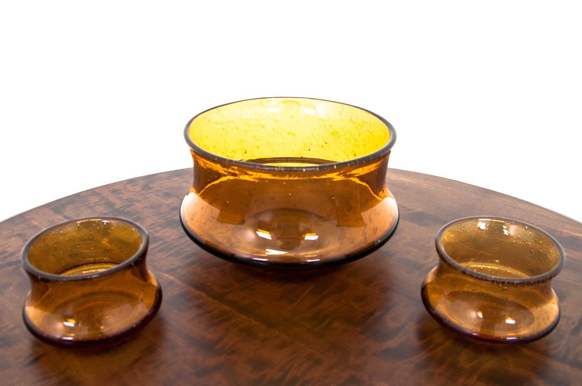 Three glass honey glass bowls.

Made in Poland during the communist era.

Very good condition, no damage.

Dimensions:

Large bowl height 13 cm, diameter 20 cm

Small bowls height 7 cm, diameter 9.5 teeth.
