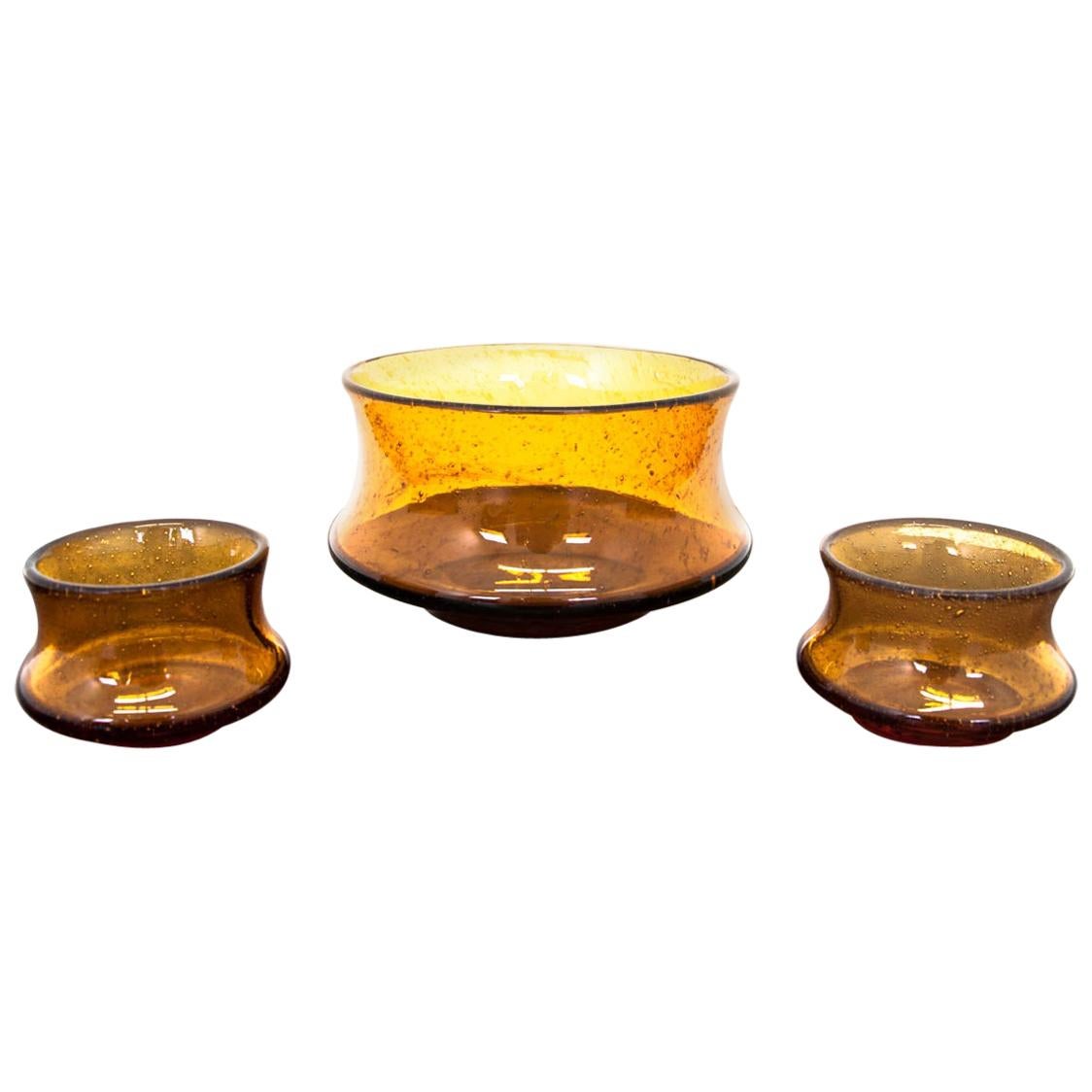 Trois bols en verre de couleur ambre