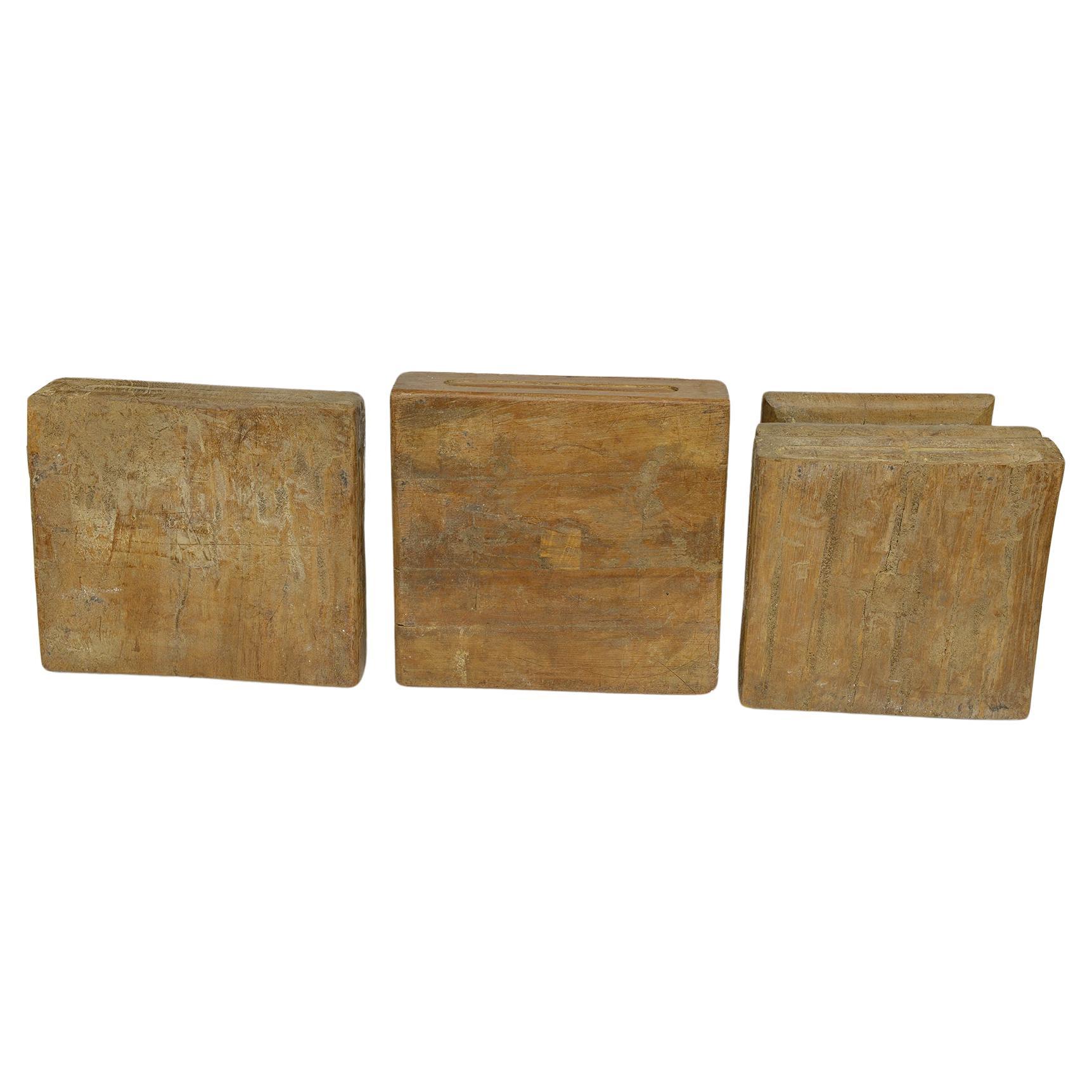  Ensemble de trois chapiteaux anciens en bois simple à utiliser comme vous le souhaitez : dans une structure murale, comme base pour des sculptures, sur des colonnes et même dans le JARDIN.  parce qu'ils sont en teck.
Regardez vers d'autres. Bon