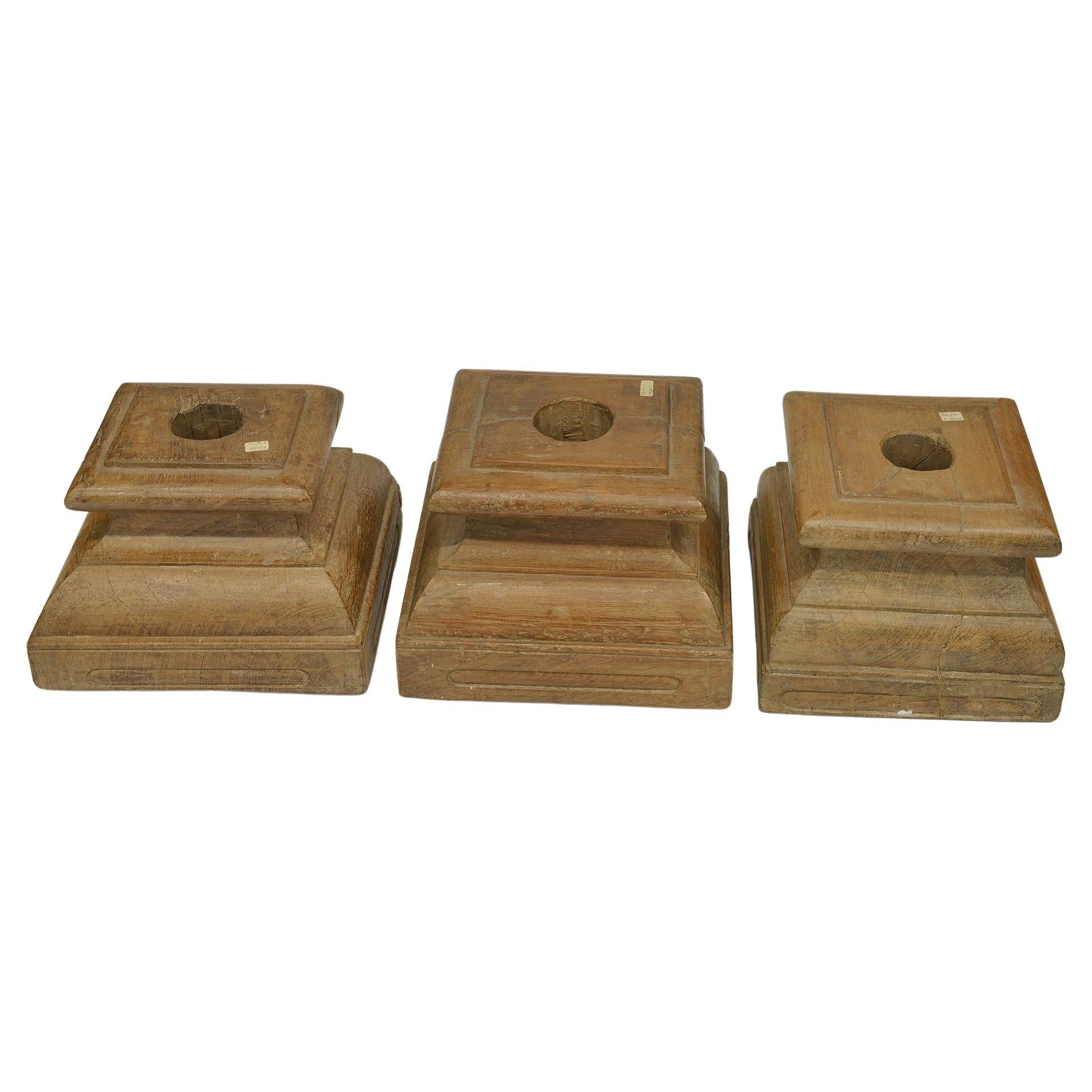 Fait main Trois Capitoles en bois anciens en vente