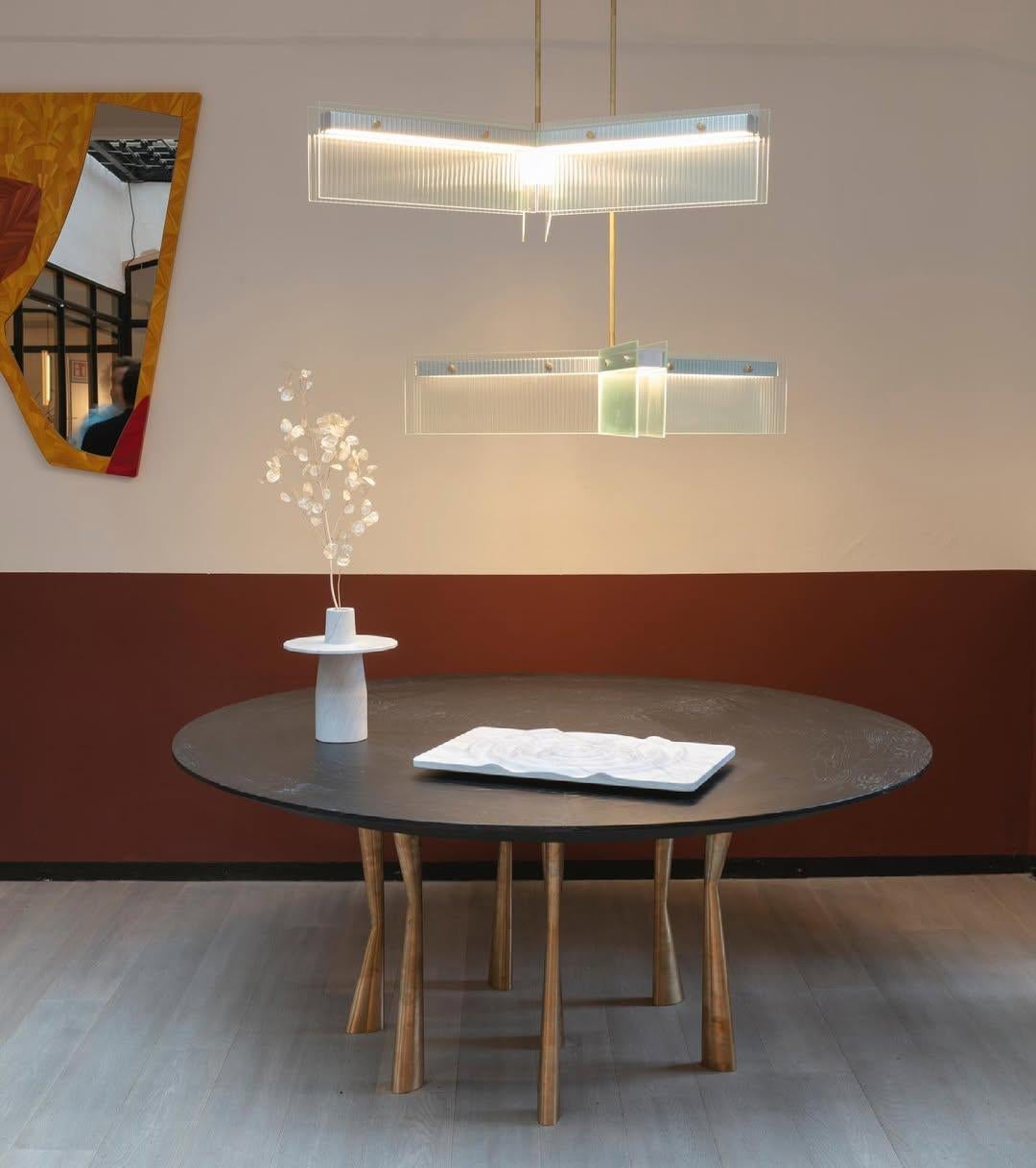 Lampada a sospensione a tre bracci angolari in ottone e alluminio di Christopher Boots in vendita 5