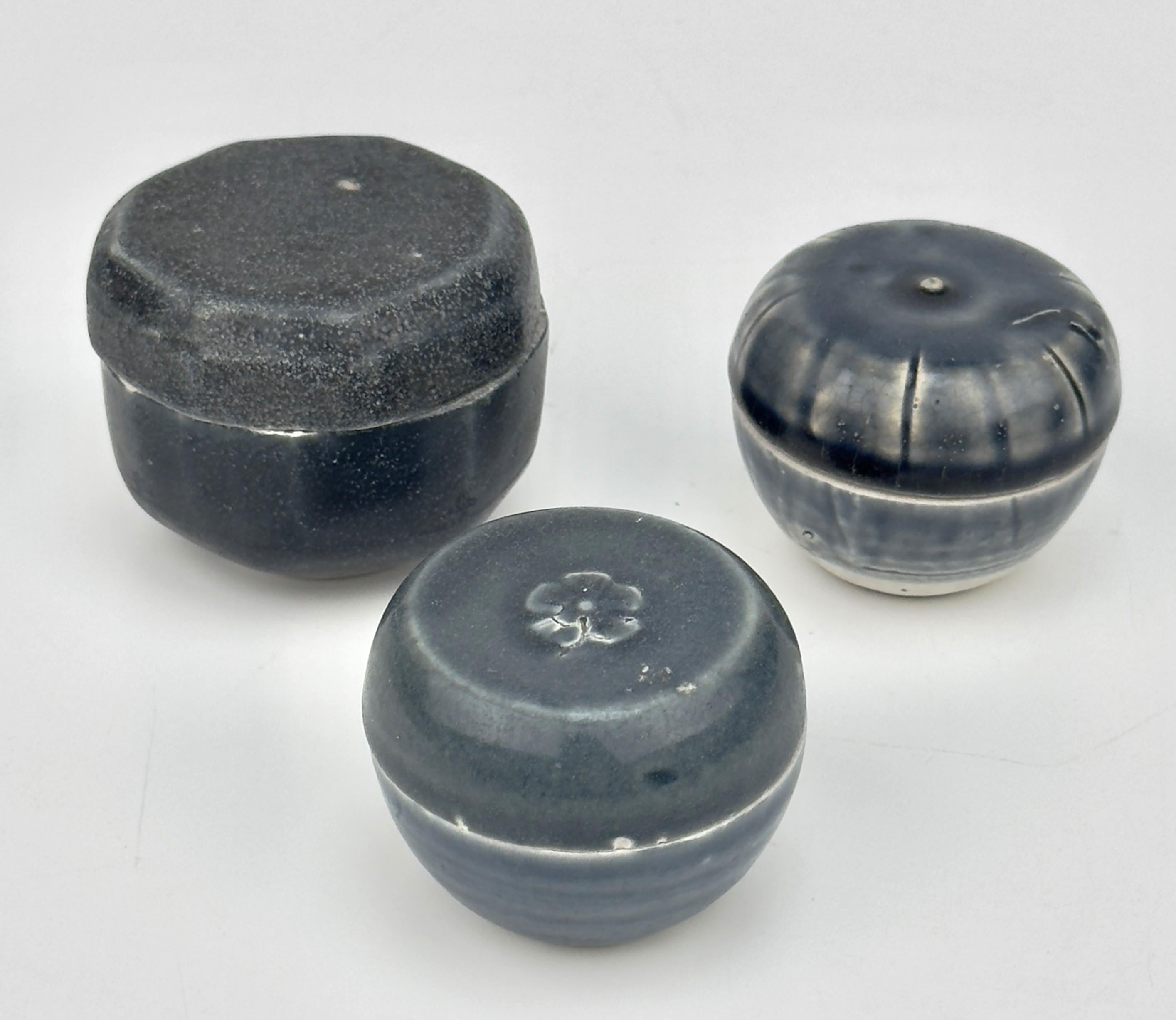 Si tratta di tre piccole scatole con coperchio risalenti al periodo vietnamita, in particolare al XV secolo, durante la dinastia Le. 


Date : XV secolo Dinastia Le
Regione: Nord Annam, Vietnam
Tipo : Scatola rivestita
Origine : Annam (Vietnam),