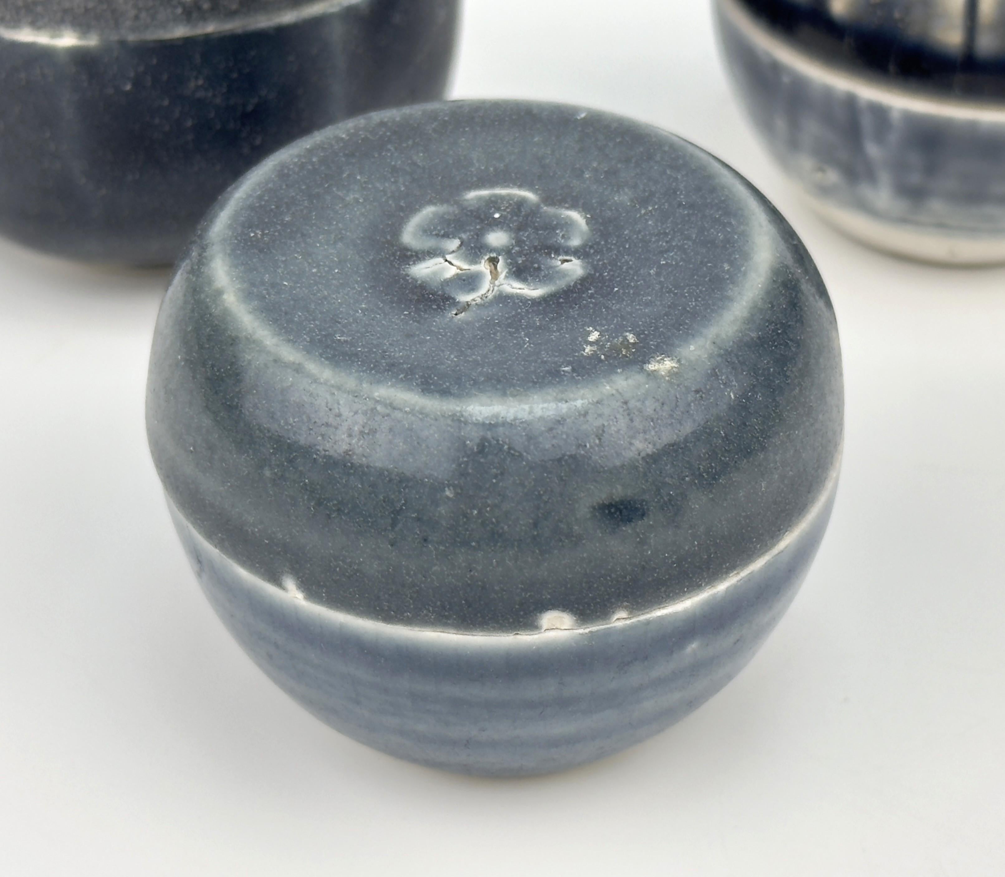 Smaltato Tre piccole scatole con coperchio blu di Annamese, XV secolo, dinastia Le in vendita