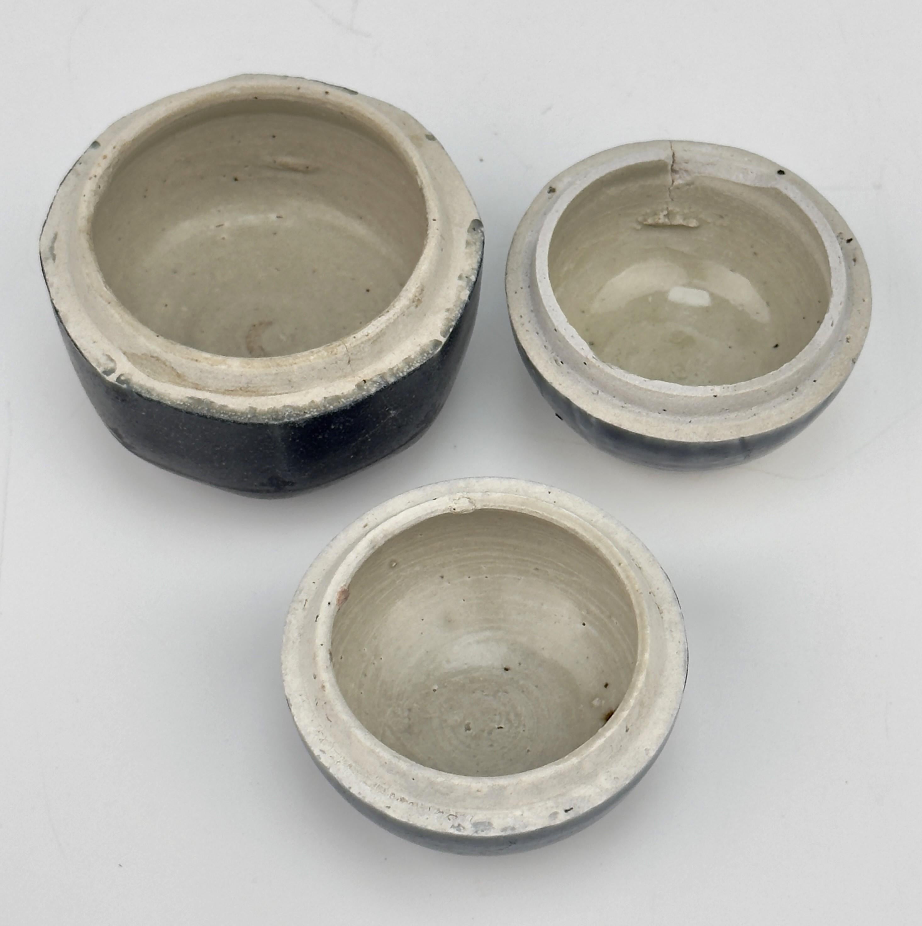 Ceramica Tre piccole scatole con coperchio blu di Annamese, XV secolo, dinastia Le in vendita