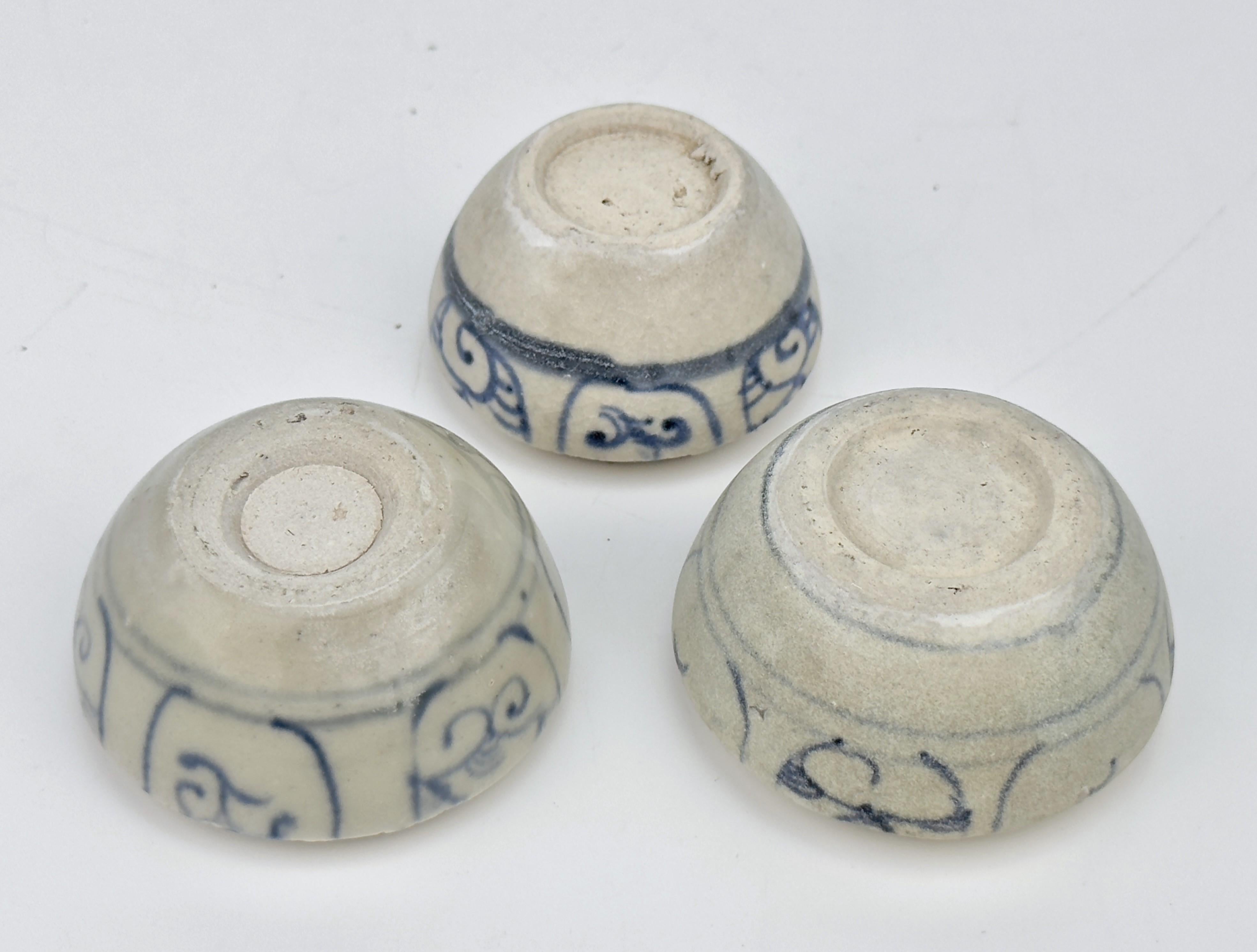 Tres cajitas anamitas con tapa y diseño floral, siglo XV, dinastía Le en venta 2