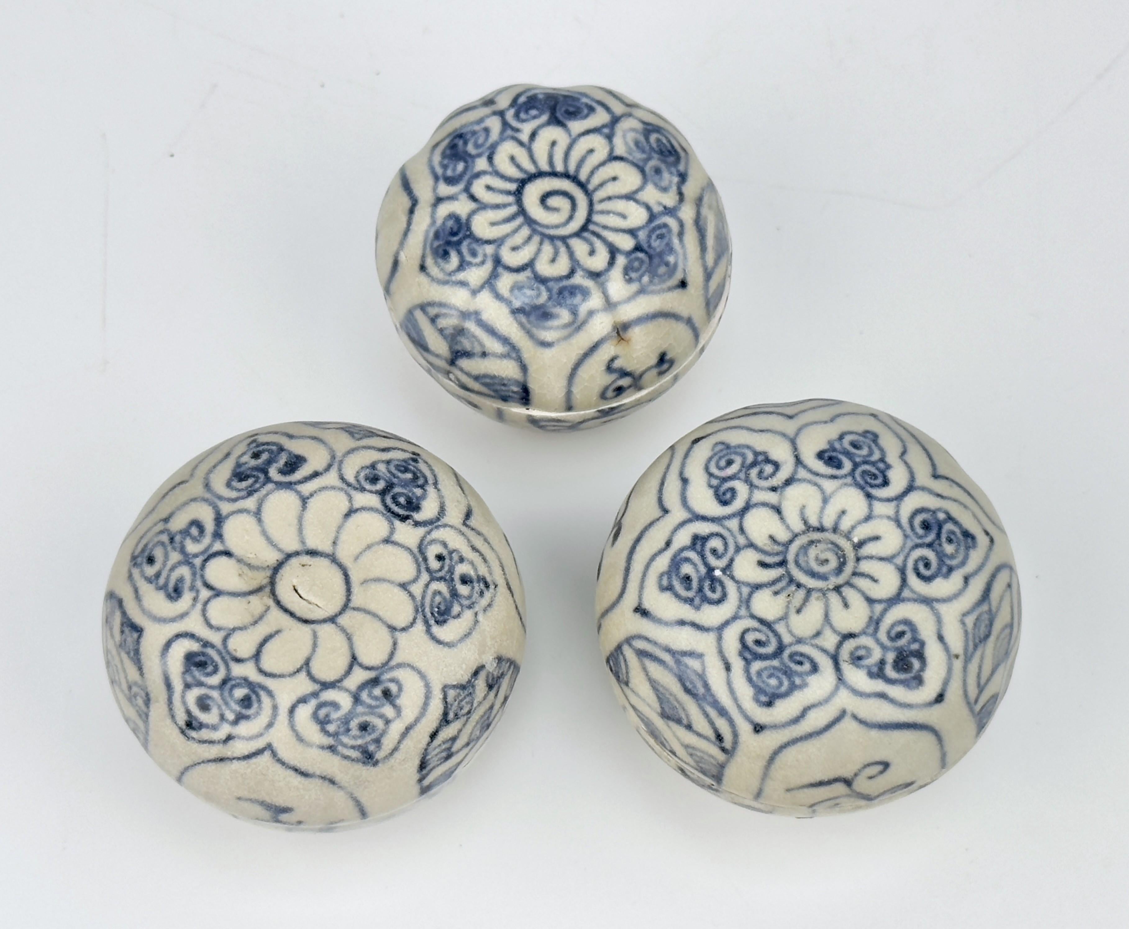 Tres cajitas anamitas con tapa y diseño floral, siglo XV, dinastía Le en venta 3