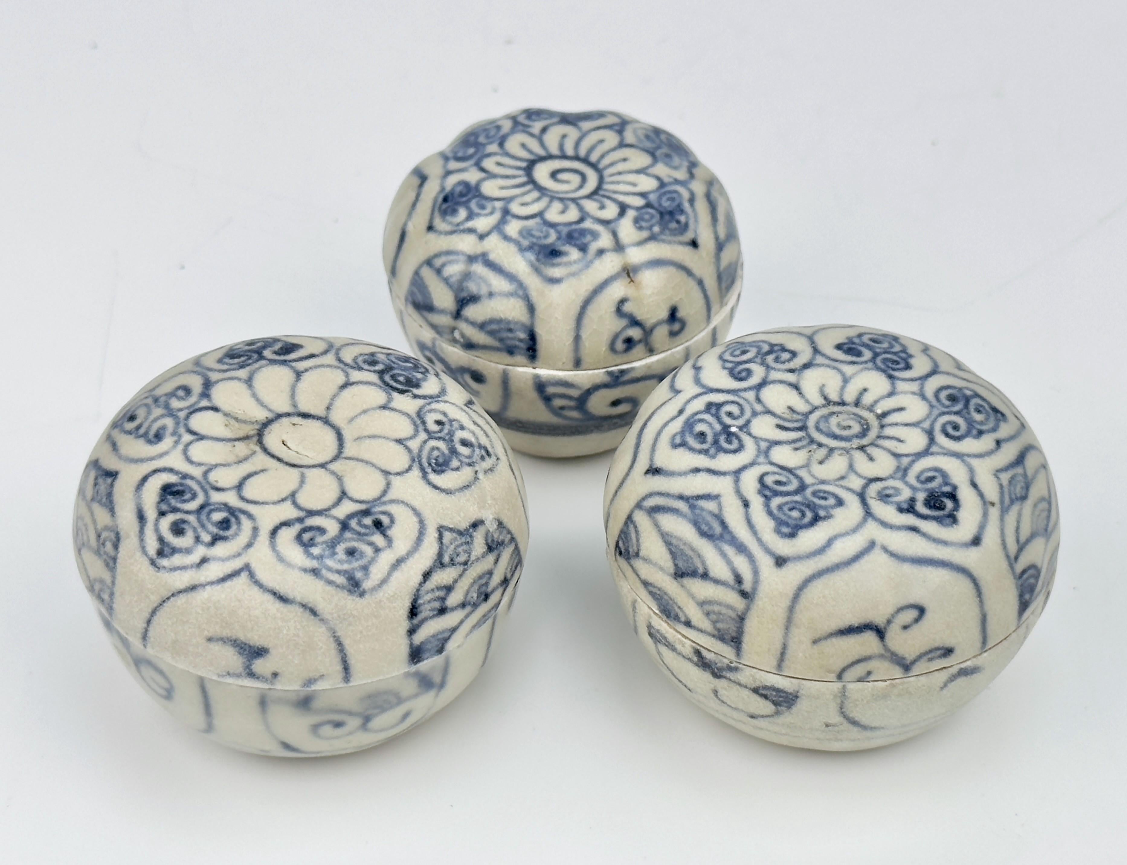 Tres cajitas anamitas con tapa y diseño floral, siglo XV, dinastía Le en venta 4