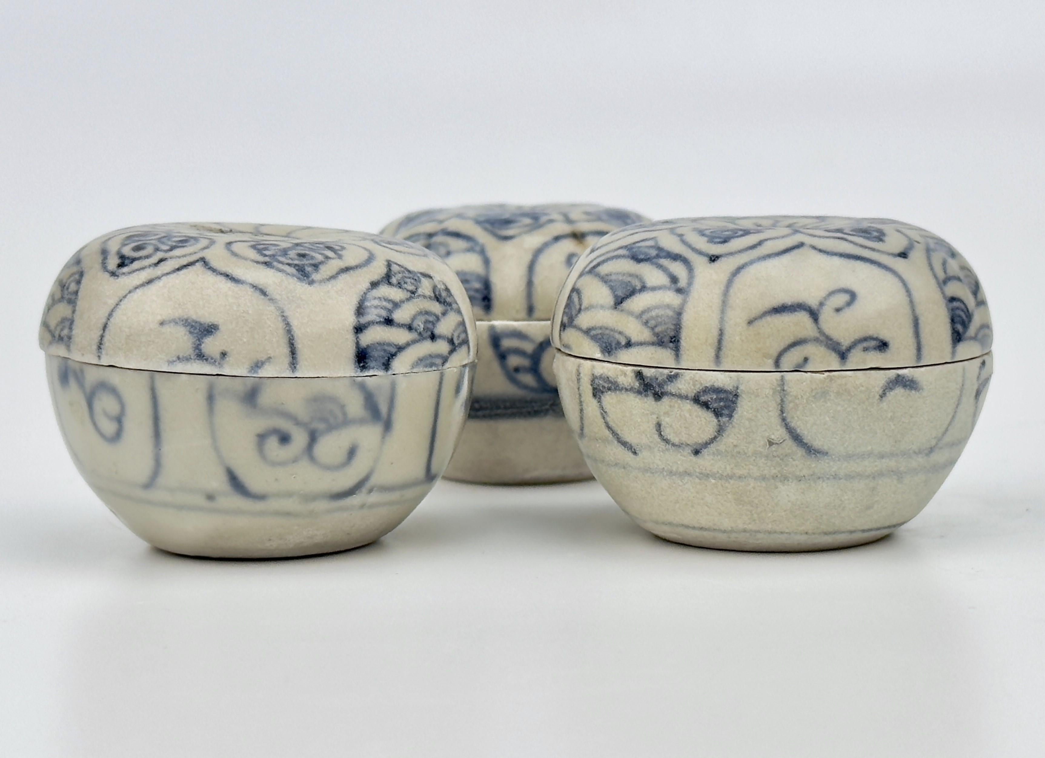 Tres cajitas anamitas con tapa y diseño floral, siglo XV, dinastía Le en venta 5