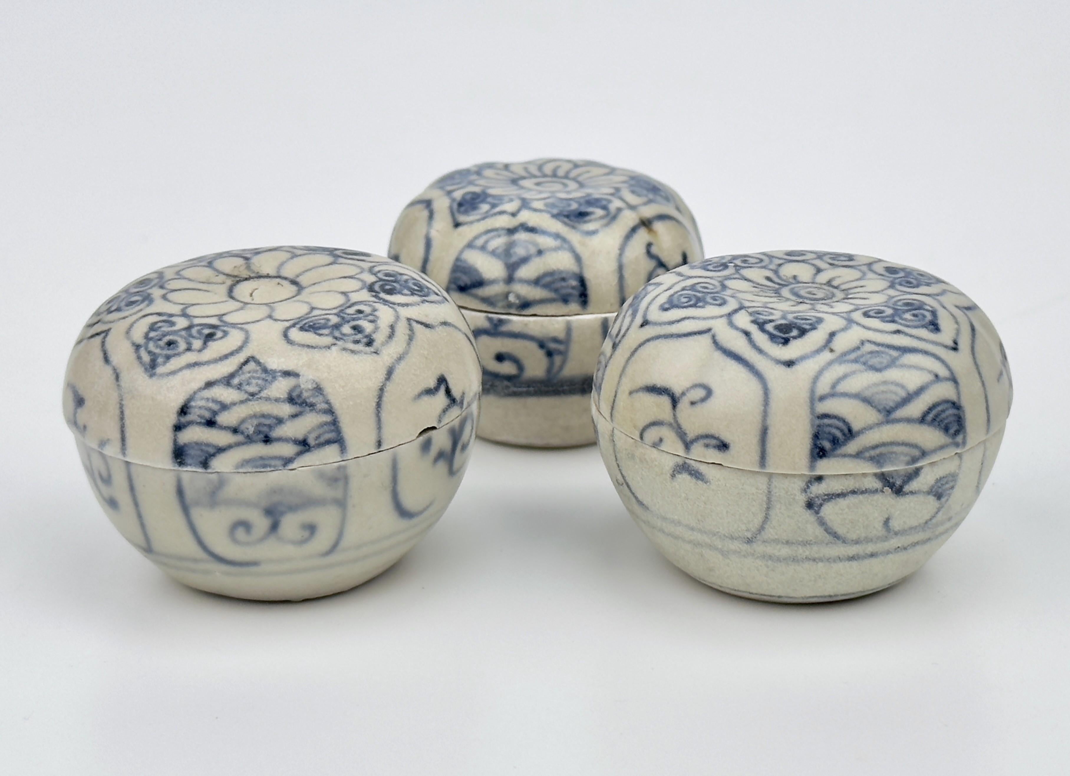 Tres cajitas anamitas con tapa y diseño floral, siglo XV, dinastía Le en venta 6