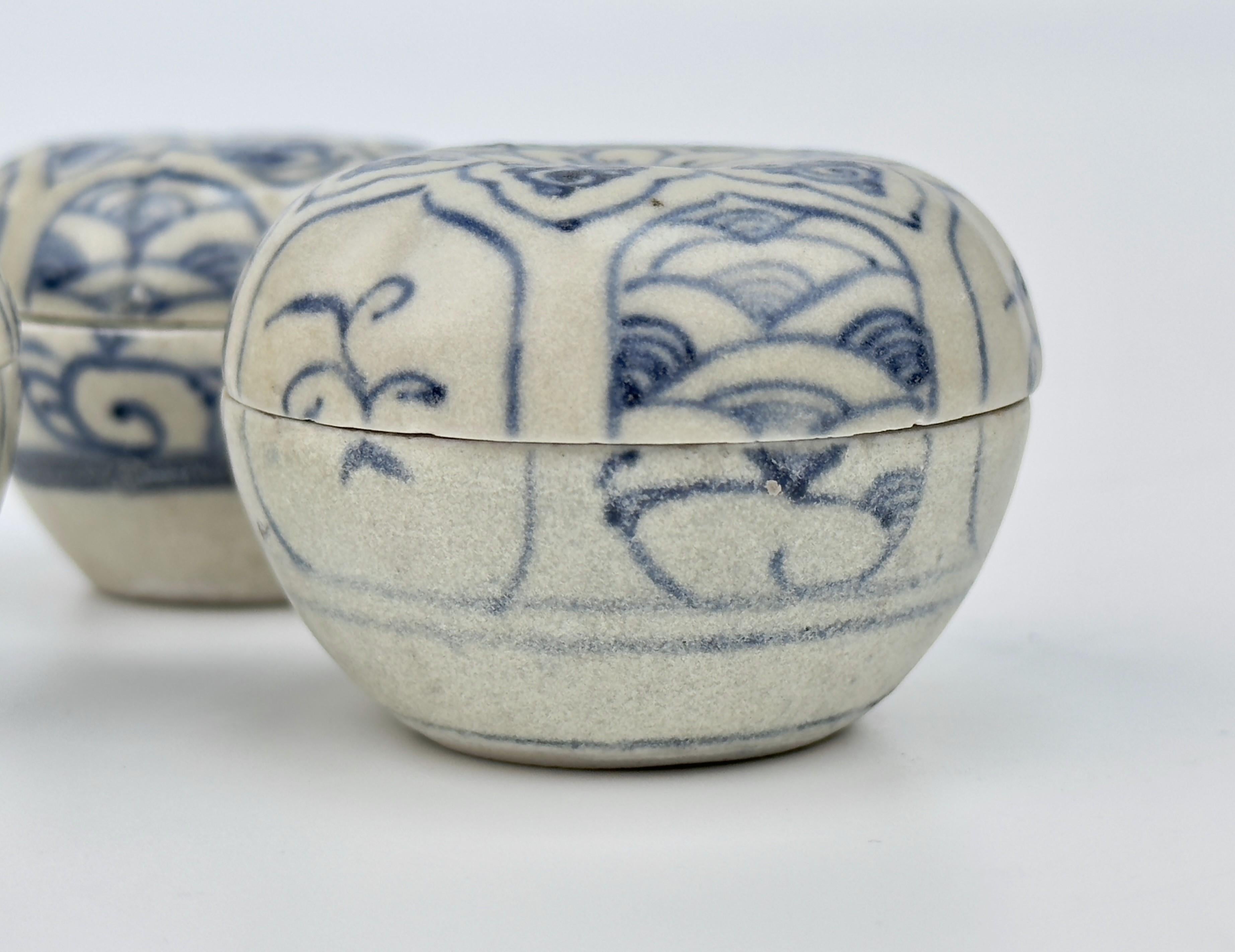 Tres cajitas anamitas con tapa y diseño floral, siglo XV, dinastía Le en venta 8