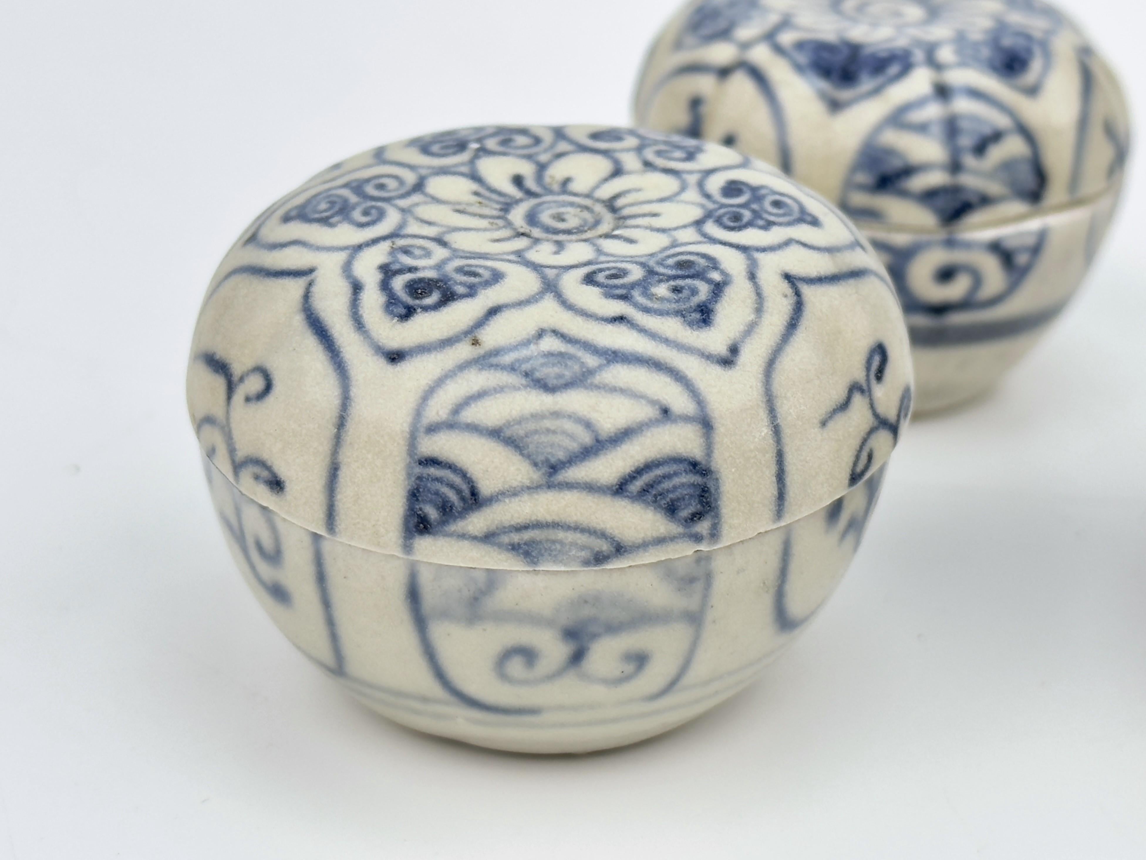 Tres cajitas anamitas con tapa y diseño floral, siglo XV, dinastía Le Vietnamita en venta