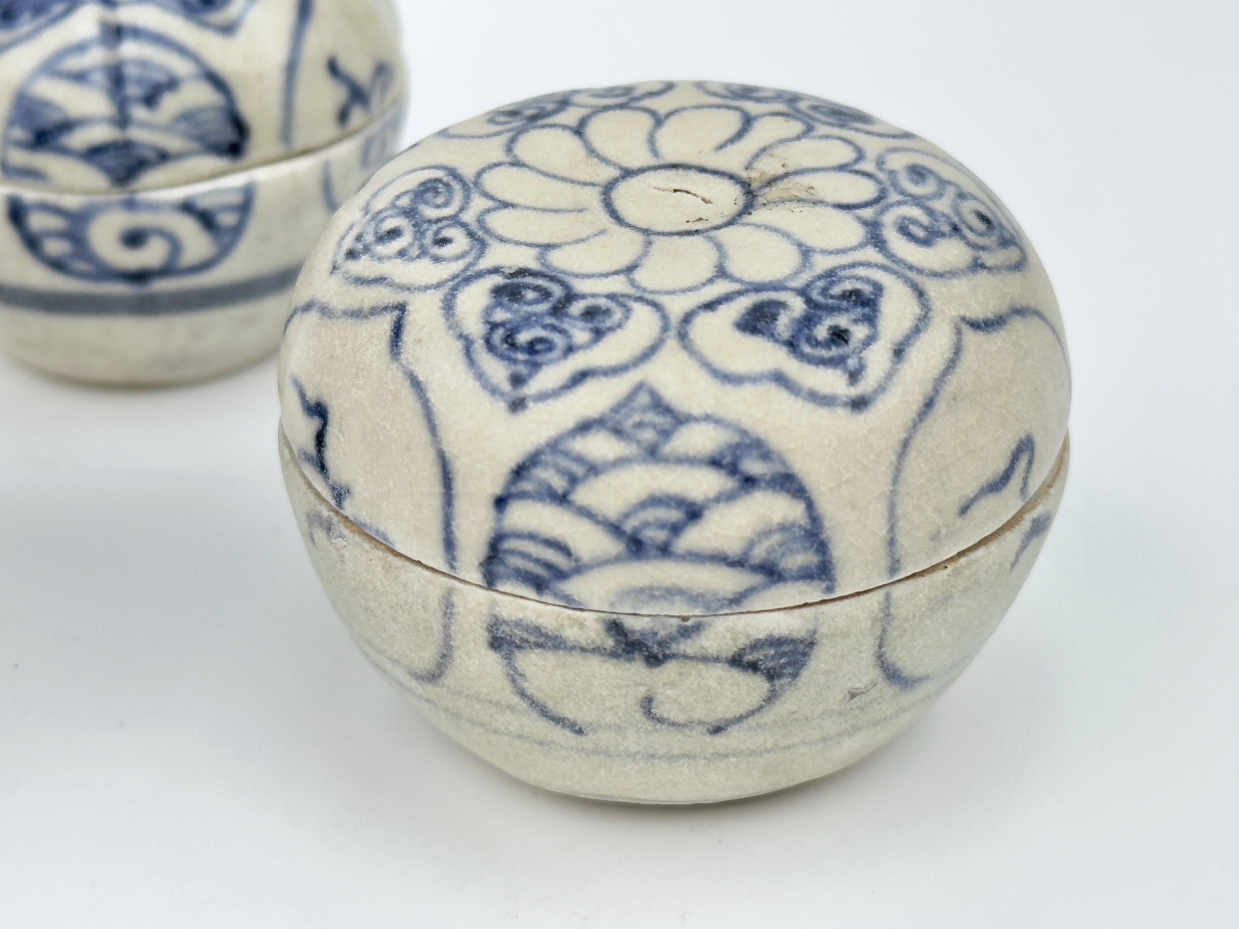 Tres cajitas anamitas con tapa y diseño floral, siglo XV, dinastía Le Glaseado en venta