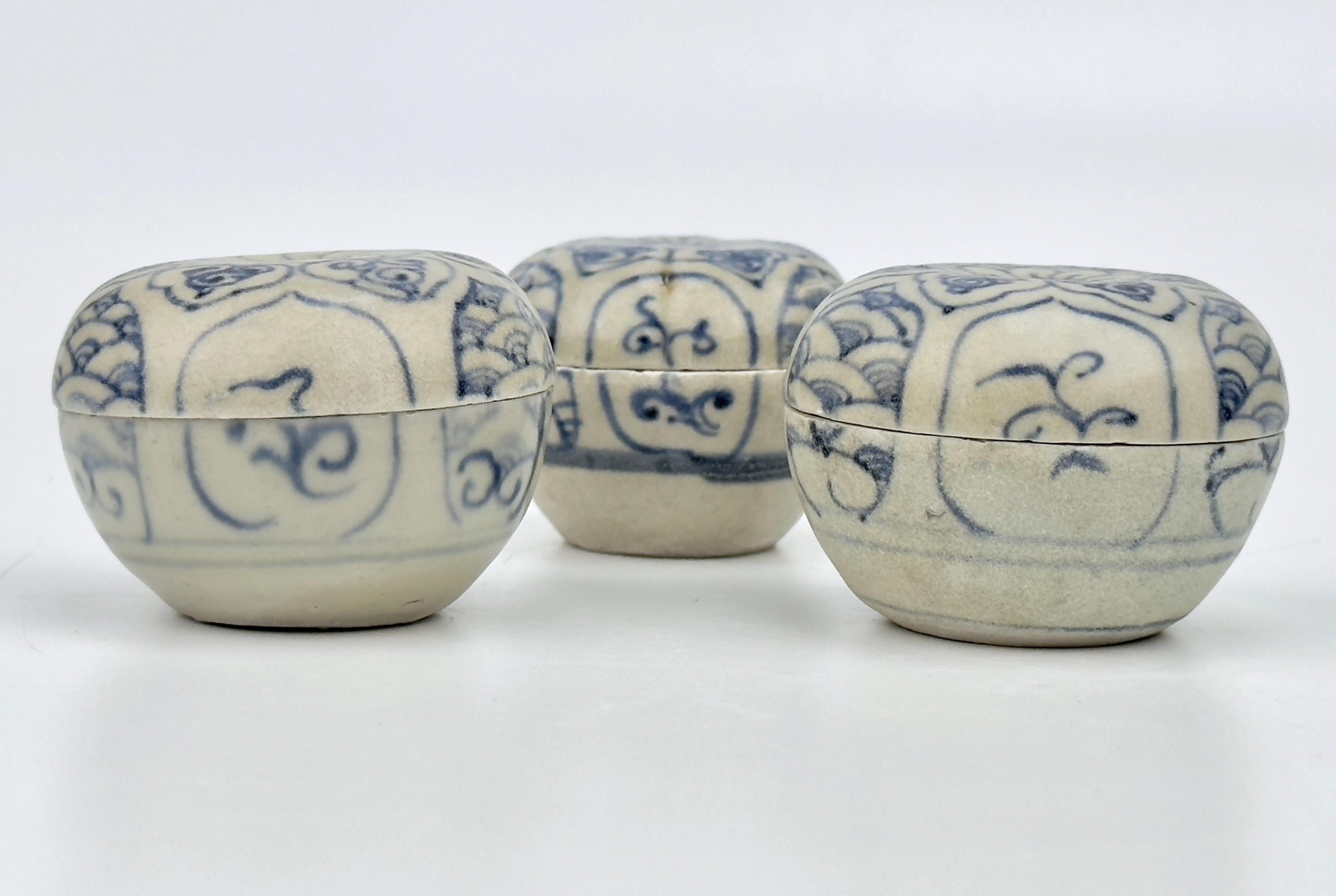 Tres cajitas anamitas con tapa y diseño floral, siglo XV, dinastía Le en Bueno estado para la venta en seoul, KR