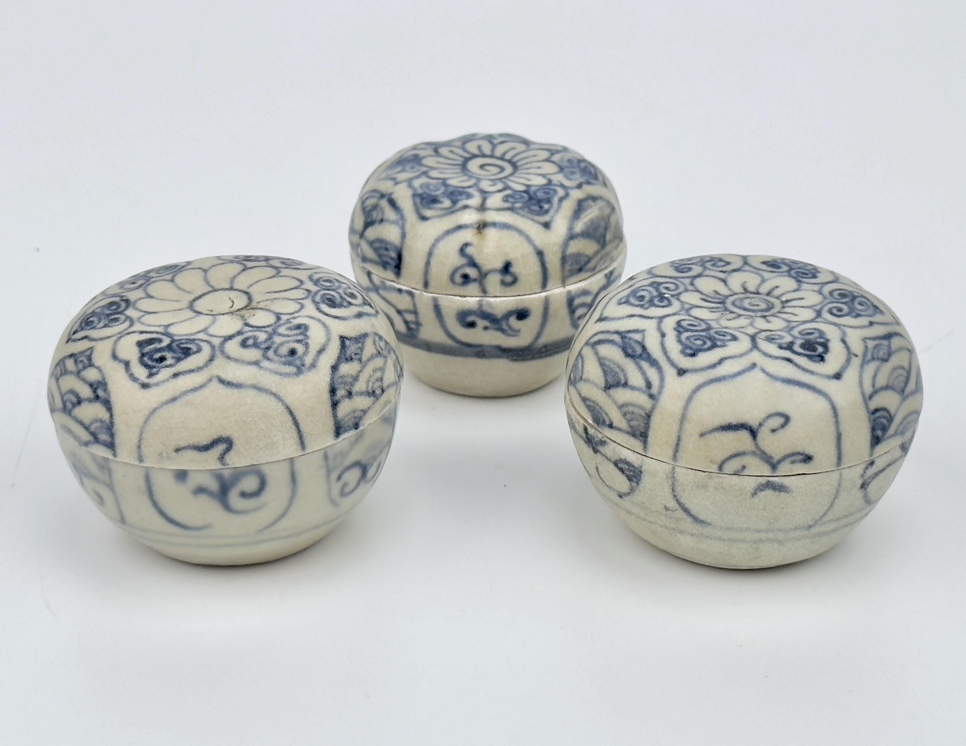 Tres cajitas anamitas con tapa y diseño floral, siglo XV, dinastía Le siglo XVIII y antes en venta