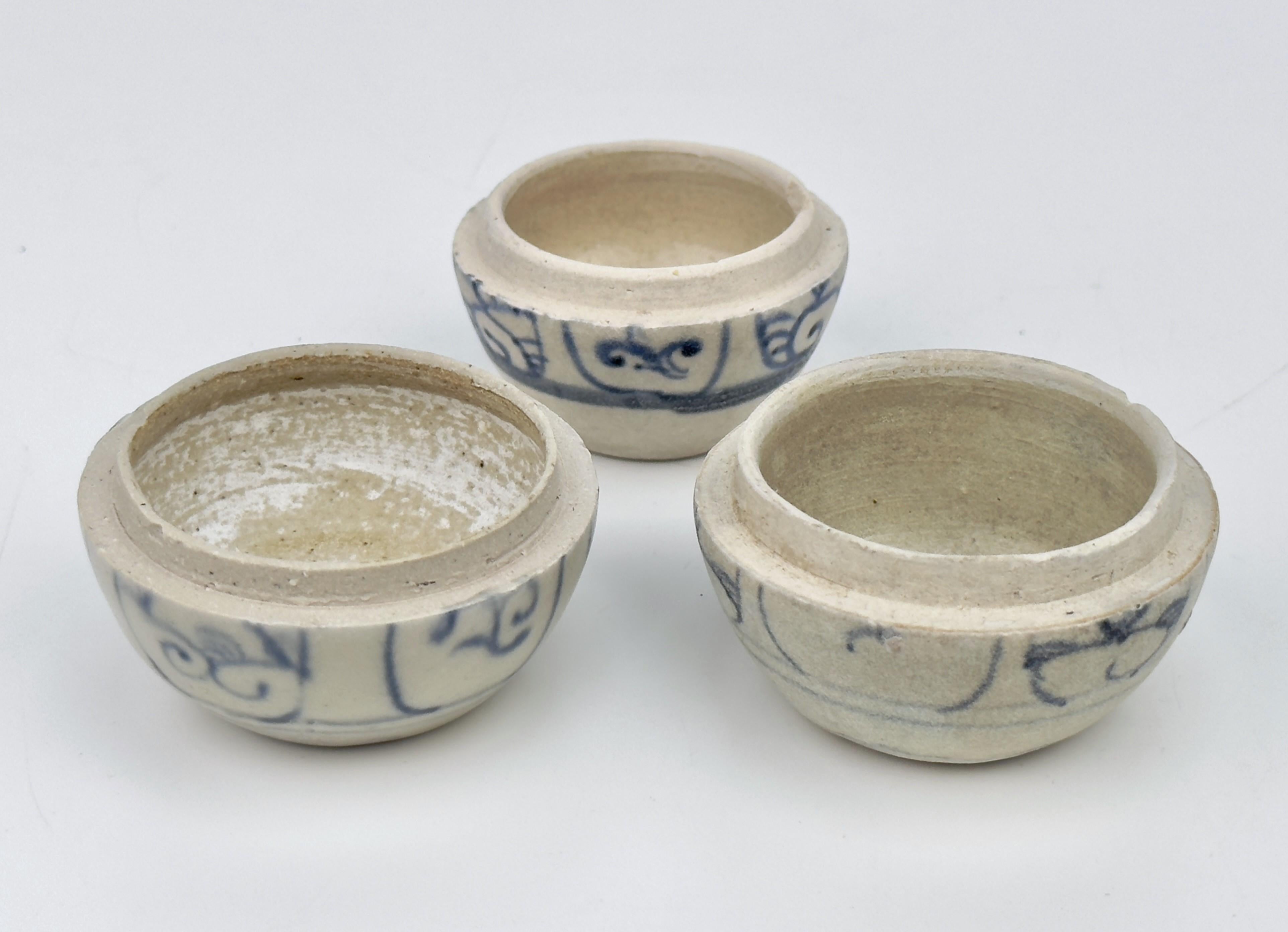 Tres cajitas anamitas con tapa y diseño floral, siglo XV, dinastía Le en venta 1