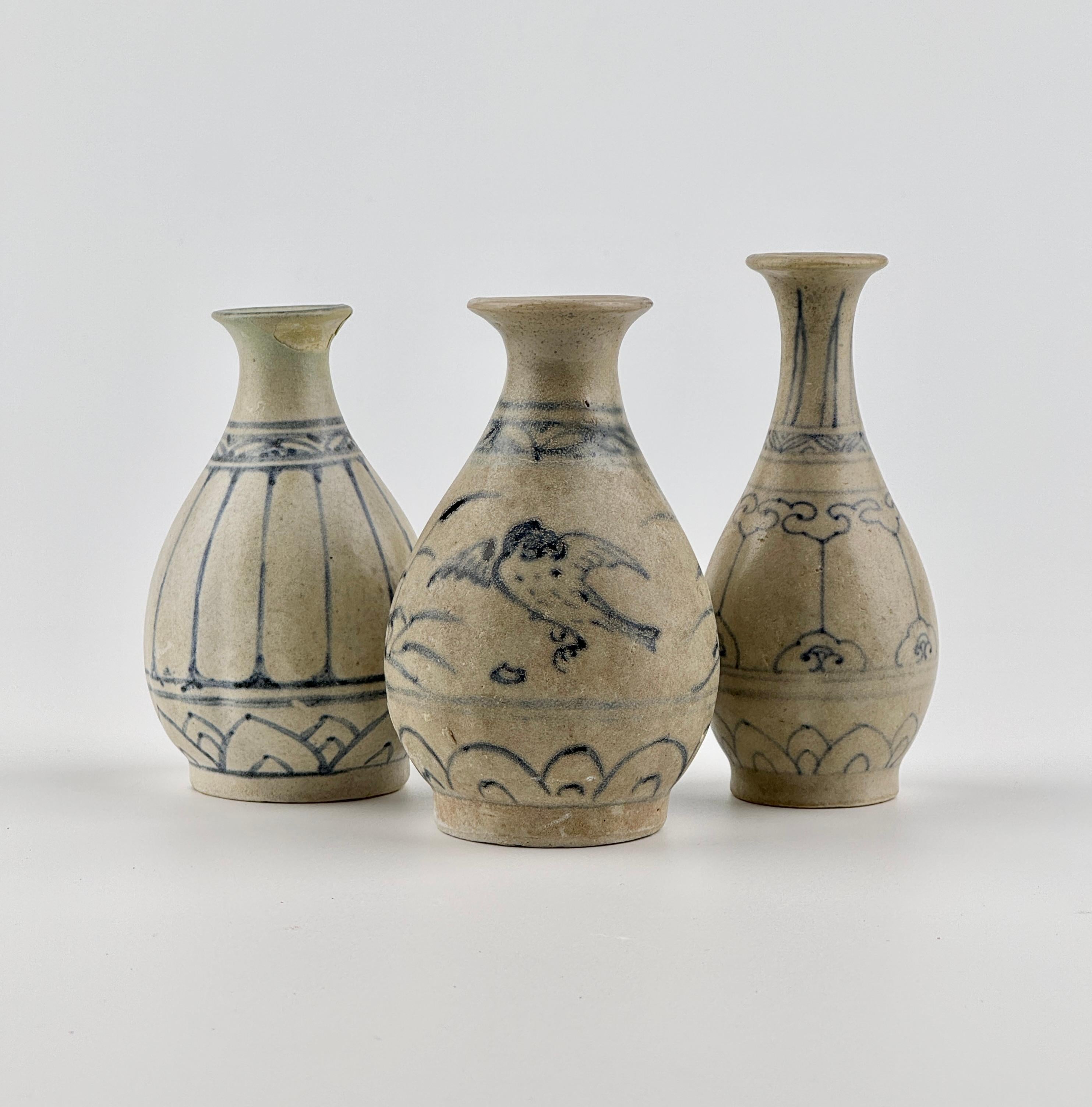 Three Annamese Small Yuhuchunping, 15th century, Le Dynasty For Sale 4