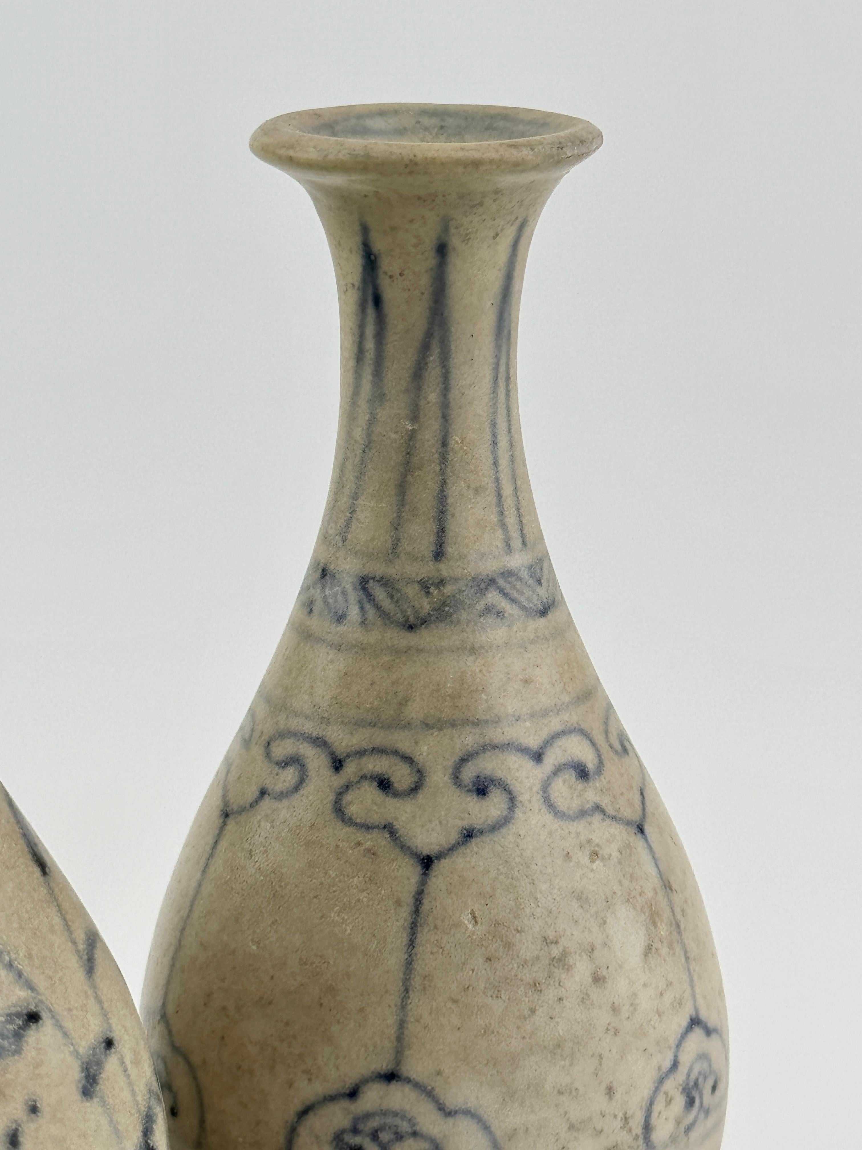 Three Annamese Small Yuhuchunping, 15th century, Le Dynasty For Sale 2