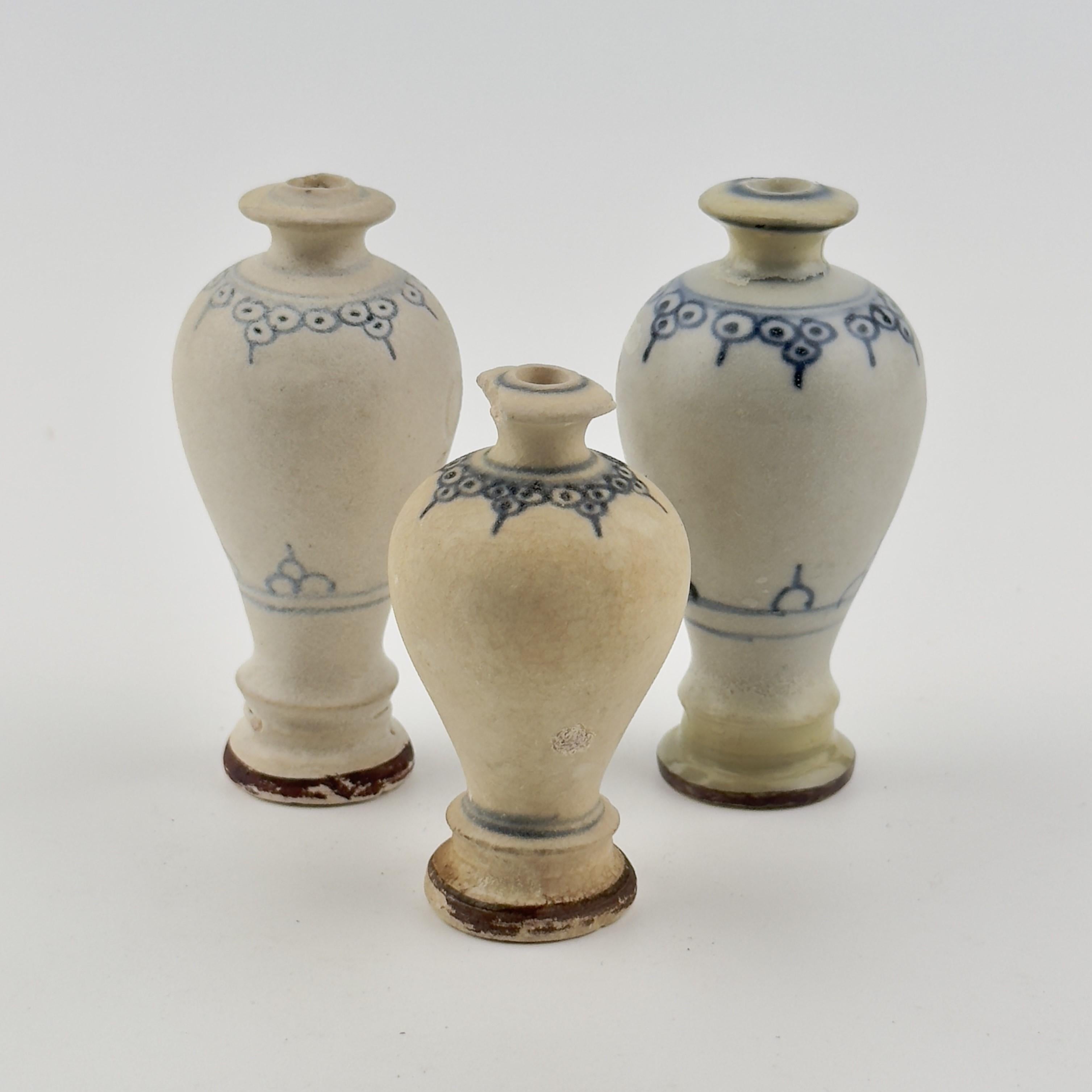 A forma di torre (Scacchi) con decorazione blu sul corpo, anello di cioccolato sulla base.


Date : XV secolo Dinastia Le
Regione: Nord Annam (Vietnam)
Tipo : Vasetto (sottosmalto grigio-blu)
Origine : Annam (Vietnam), recuperato presumibilmente