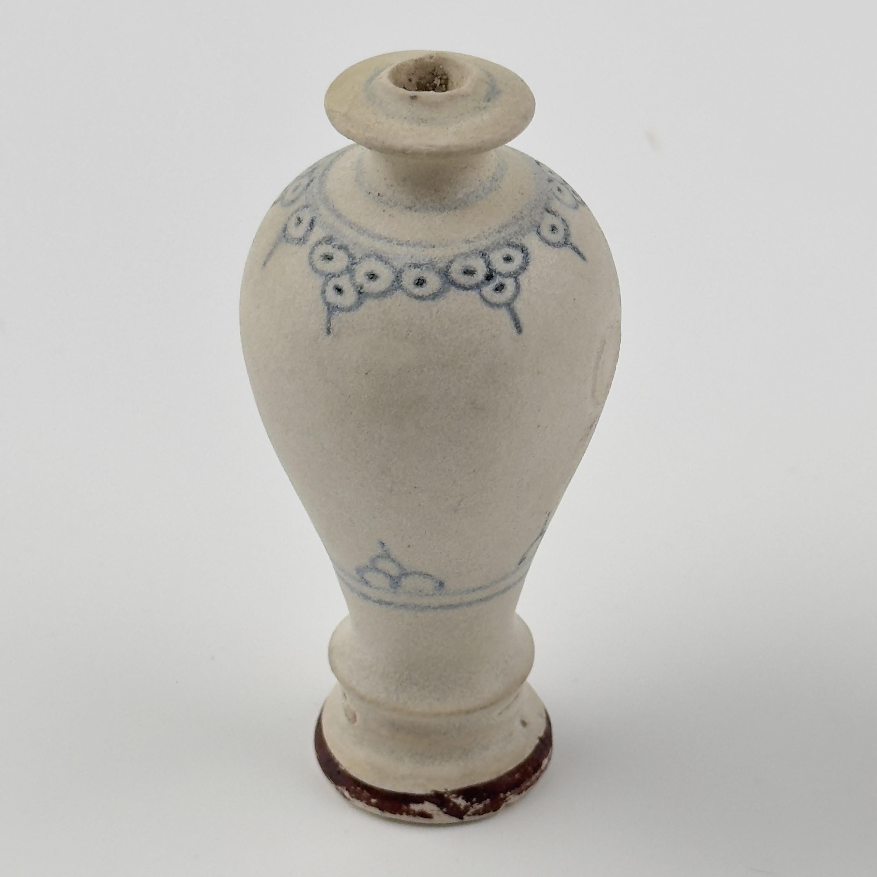 Smaltato Tre vasetti in miniatura in gres annamense, XV secolo, dinastia Le in vendita