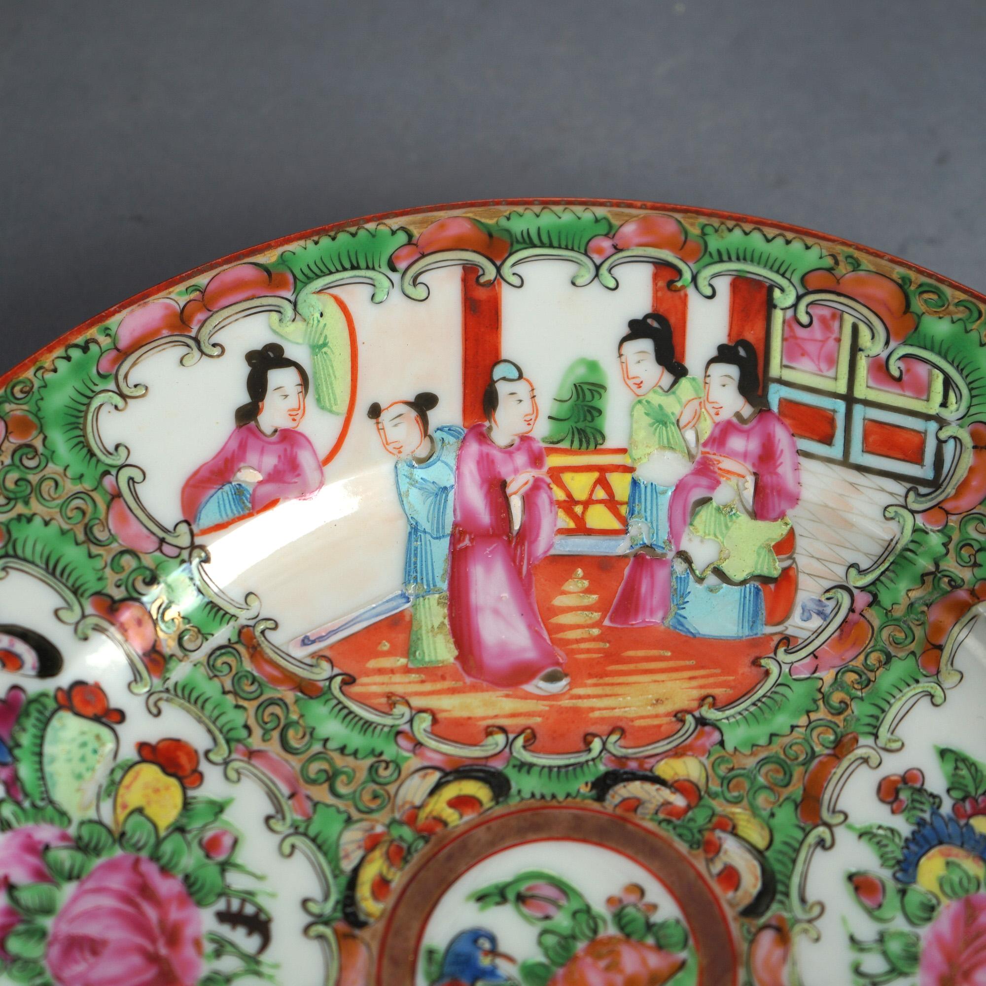 Drei antike chinesische niedrige Porzellanschalen mit Rosenmedaillon und Genre-Szenen aus Porzellan, um 1900 (Chinesisch) im Angebot