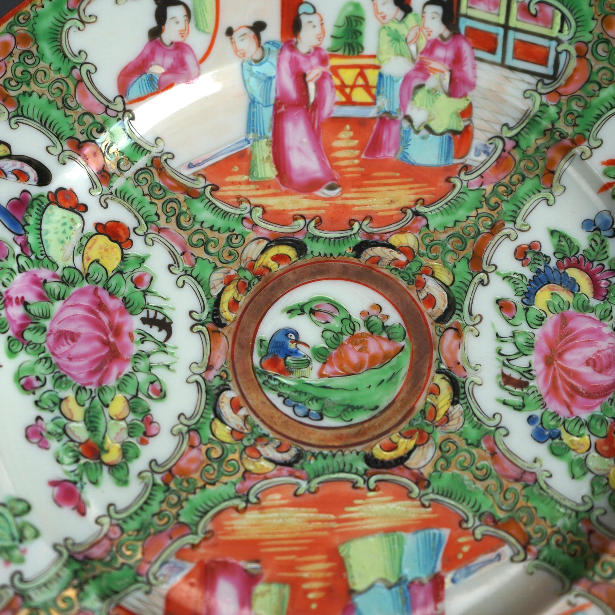 Drei antike chinesische niedrige Porzellanschalen mit Rosenmedaillon und Genre-Szenen aus Porzellan, um 1900 im Zustand „Gut“ im Angebot in Big Flats, NY