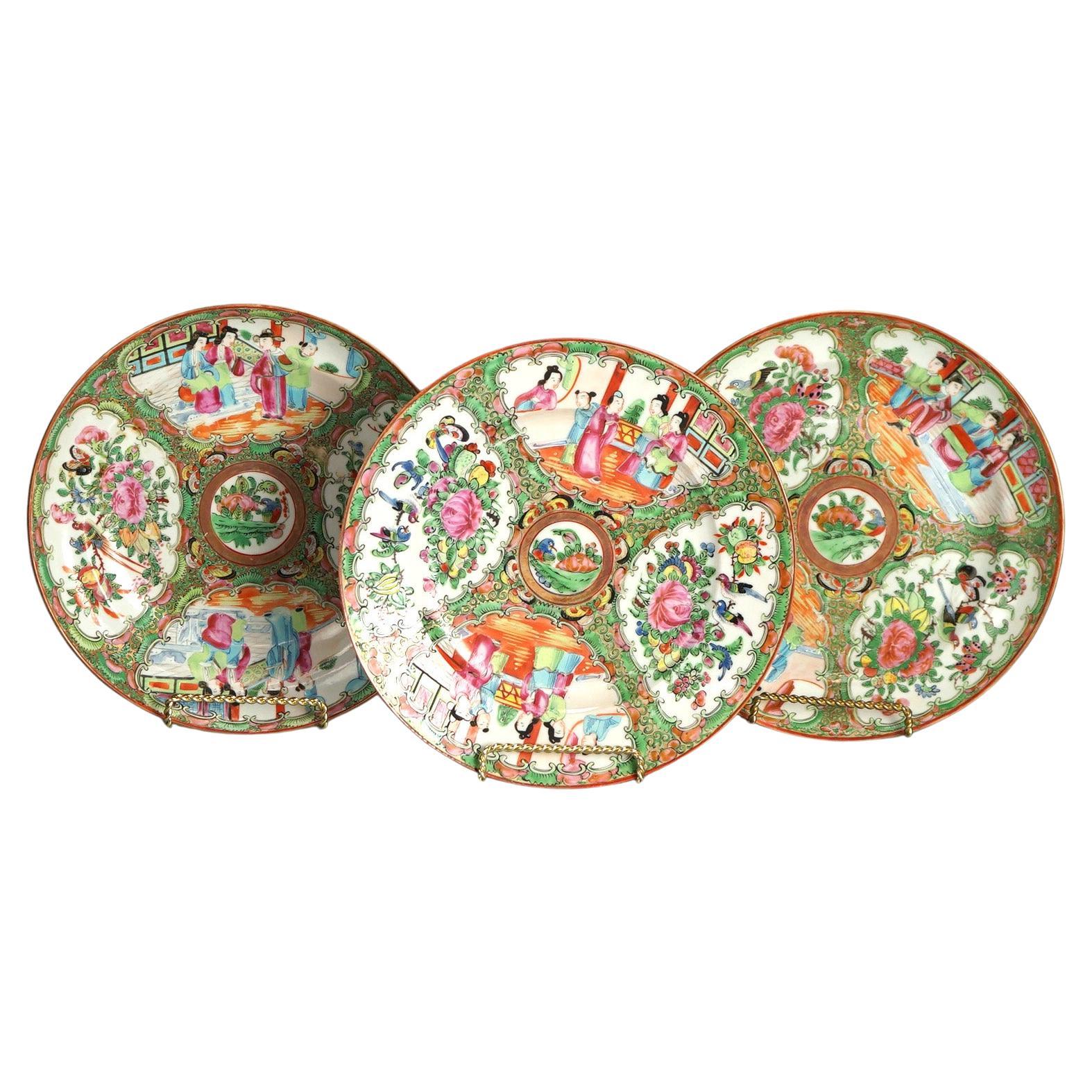 Drei antike chinesische niedrige Porzellanschalen mit Rosenmedaillon und Genre-Szenen aus Porzellan, um 1900 im Angebot