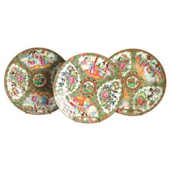 Trois bols bas chinois anciens en porcelaine à médaillons de roses avec scènes de genre, vers 1900