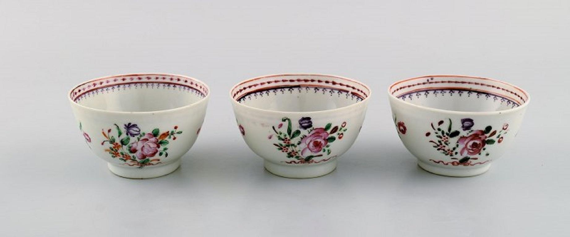 Three antique Chinese teacups in hand-painted porcelain. Qian Long (1736-1795).
Measures: 8.5 x 4.8 cm.
In excellent condition.
Signed.
