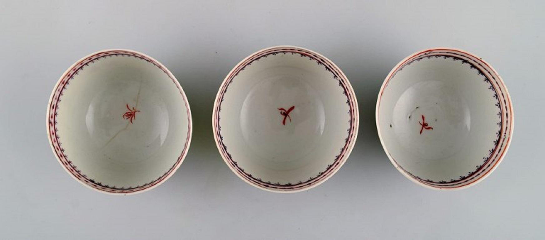 Three Antique Chinese Teacups in Hand-Painted Porcelain, Qian Long '1736-1795' In Excellent Condition For Sale In Copenhagen, DK