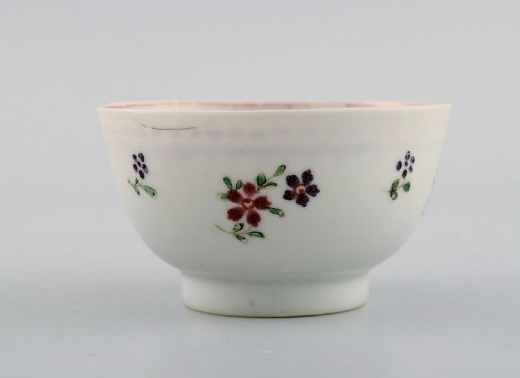 Three Antique Chinese Teacups in Hand-Painted Porcelain, Qian Long '1736-1795' For Sale 3