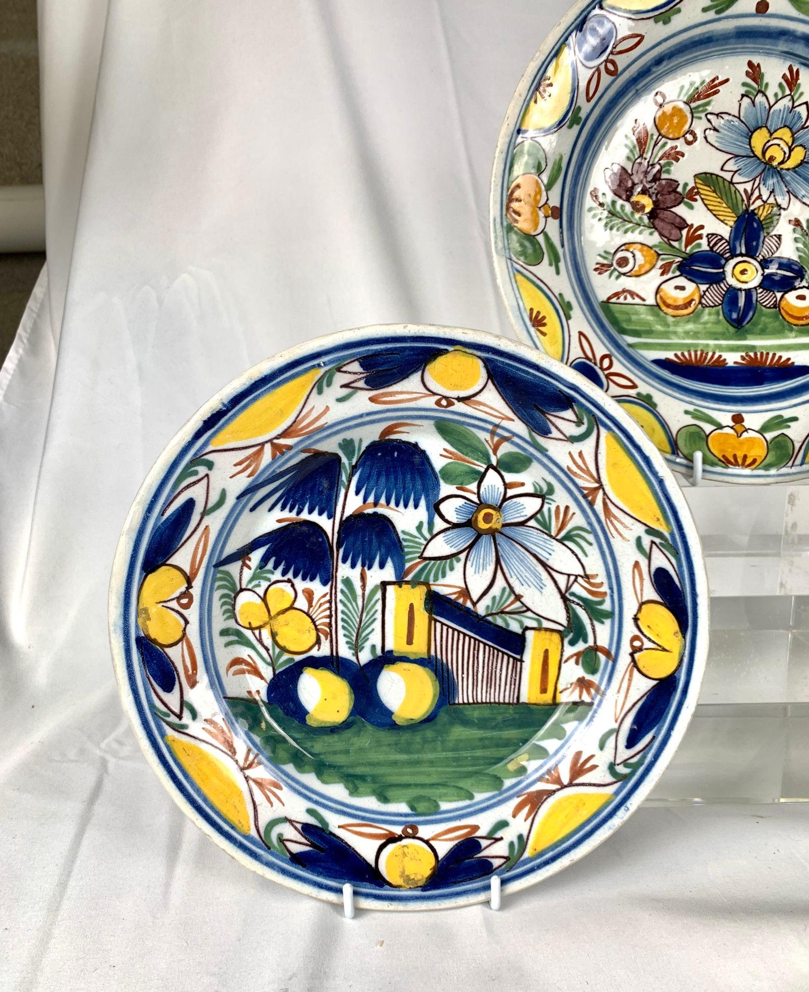 Fabricados en Holanda hacia 1800, estos tres platos holandeses de Delft muestran una cualidad ingenua pero enérgica.
El centro de cada plato presenta un precioso arreglo de hojas y flores pintado a mano en una vibrante mezcla de colores: azul
