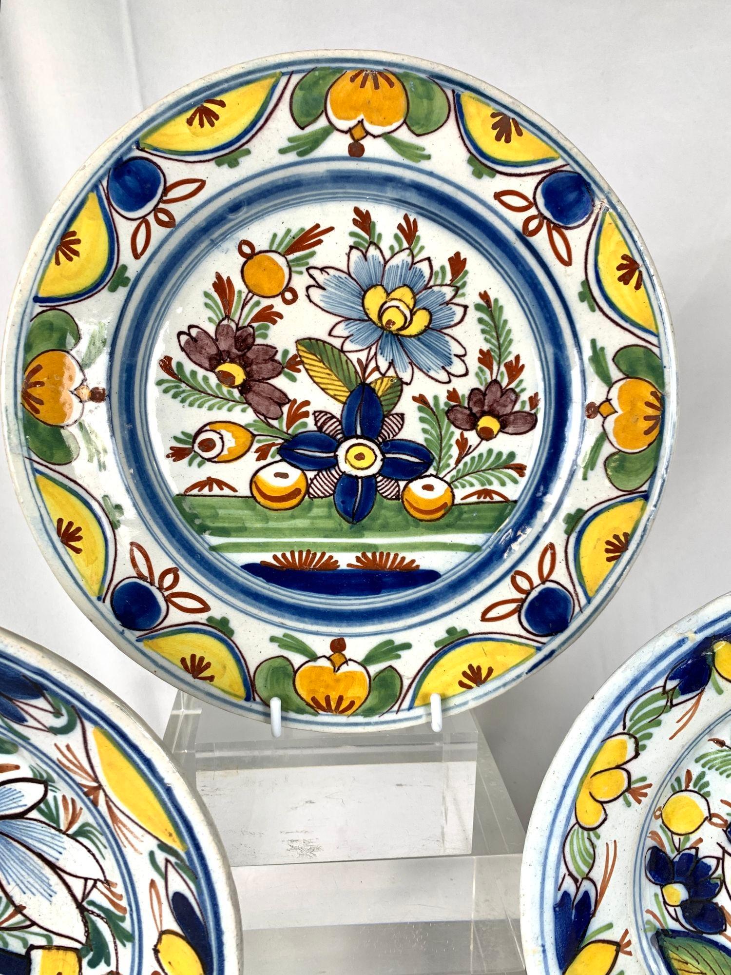 Tres Platos Holandeses Antiguos de Delft Países Bajos Circa 1800 Arte popular en venta