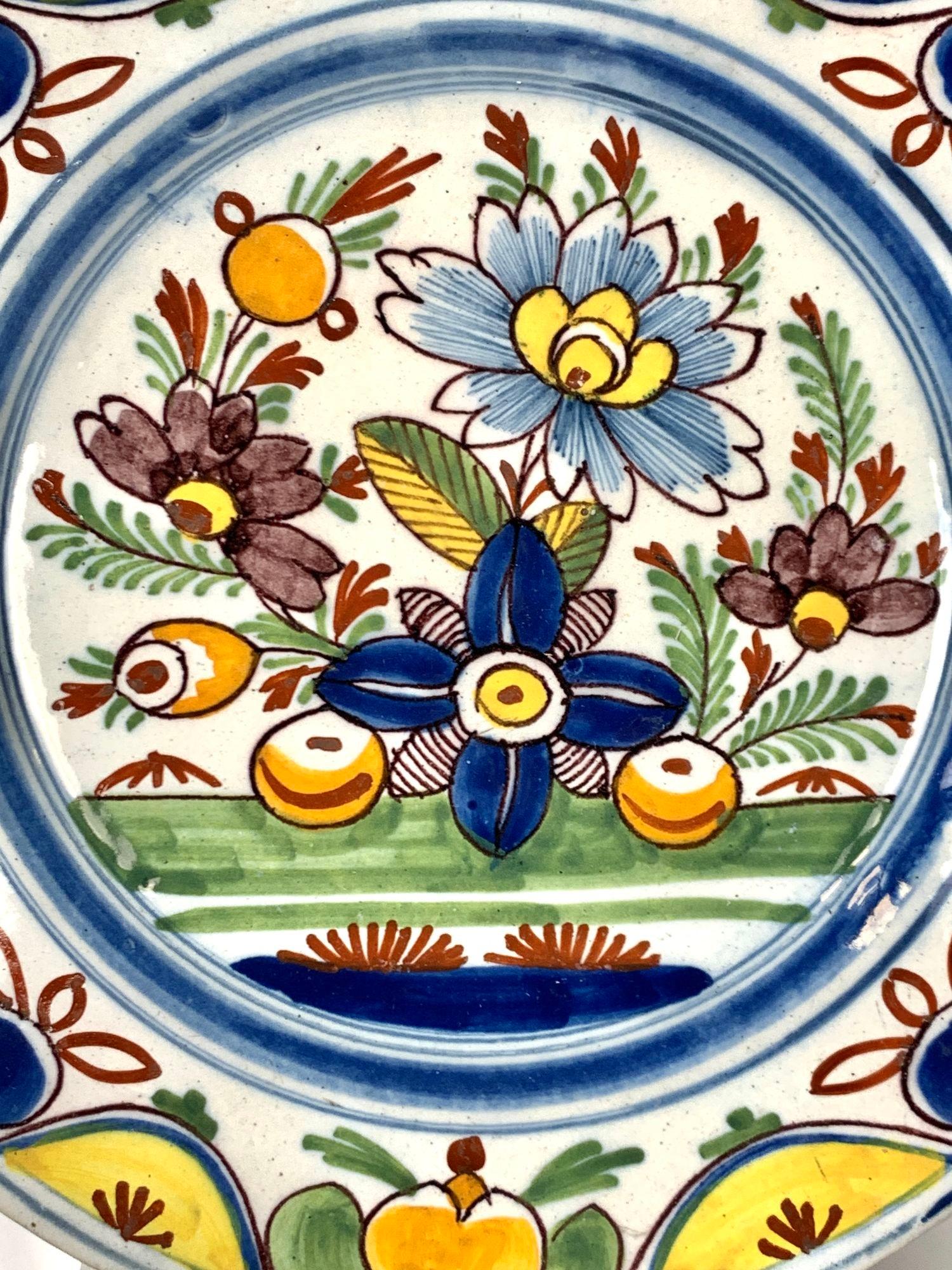Tres Platos Holandeses Antiguos de Delft Países Bajos Circa 1800 en Excelente estado para la venta en Katonah, NY
