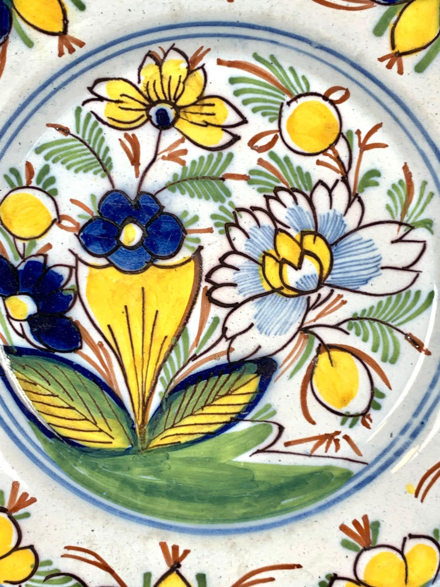 Tres Platos Holandeses Antiguos de Delft Países Bajos Circa 1800 principios del siglo XIX en venta