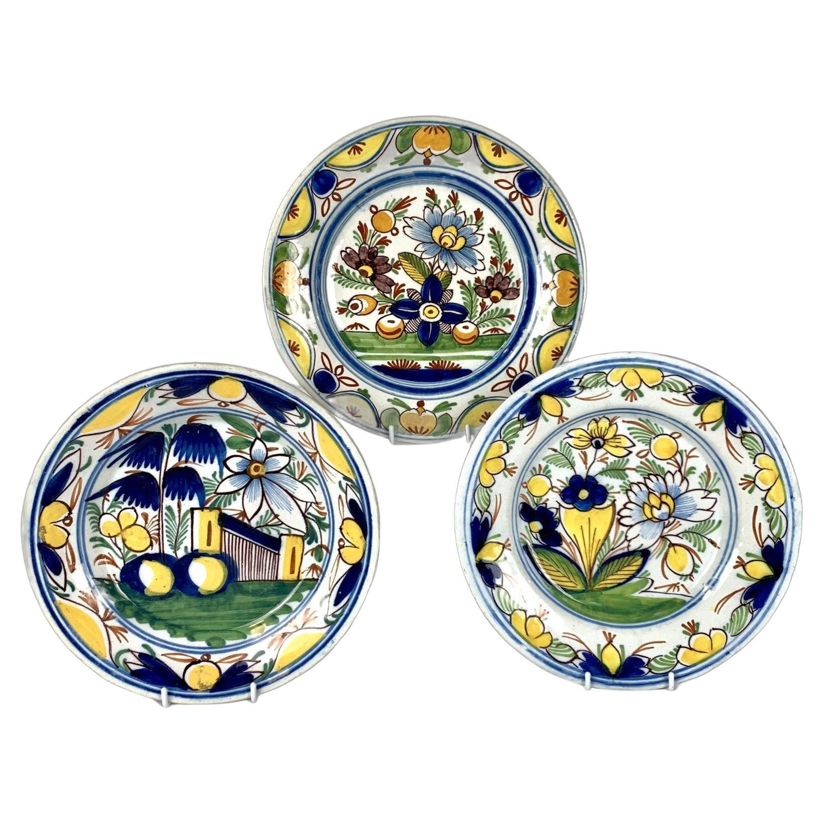 Tres Platos Holandeses Antiguos de Delft Países Bajos Circa 1800 en venta