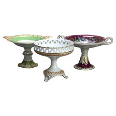 Trois compotes anglaises anciennes peintes à la main et dorées sur pied en porcelaine dorée, vers 1890