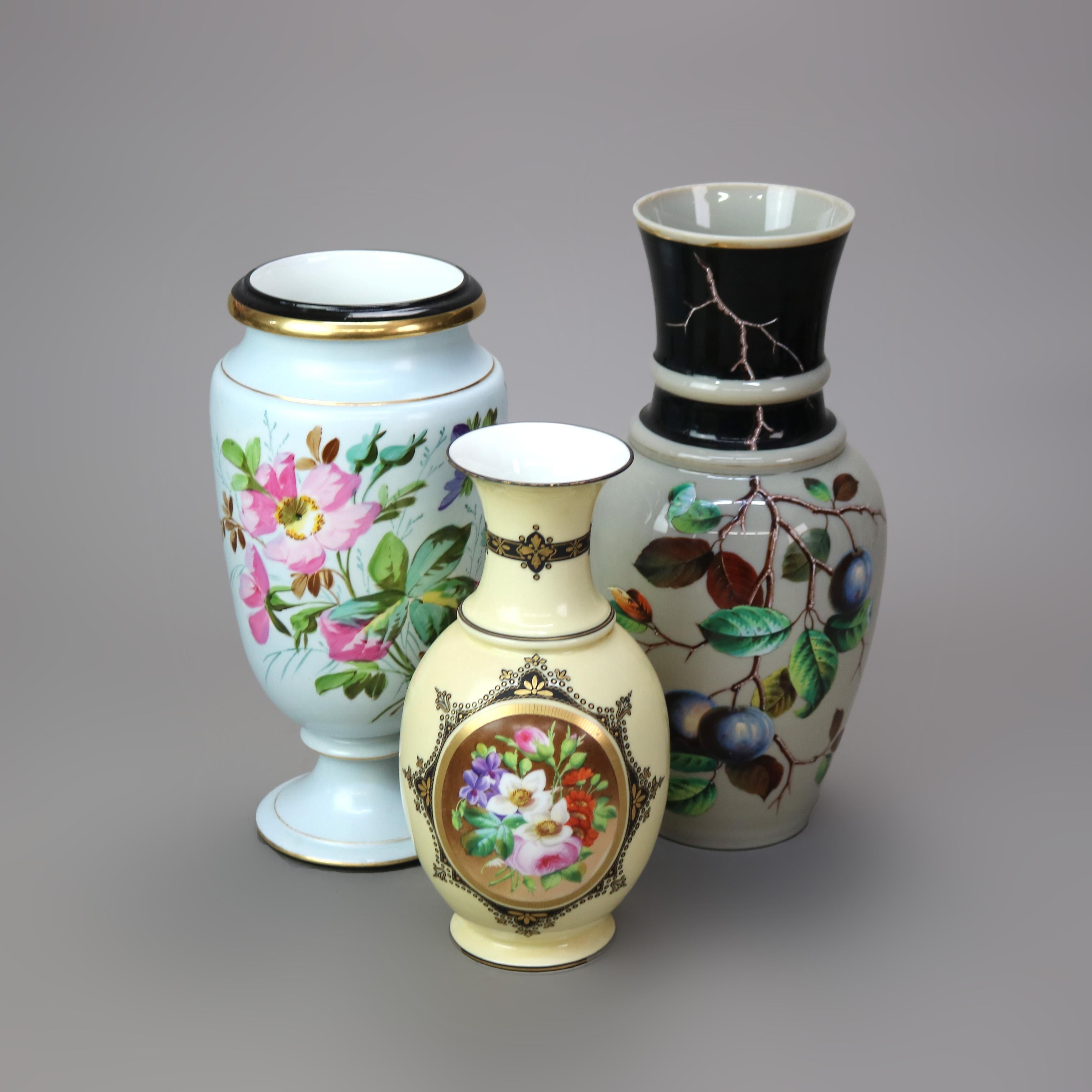 Lotto di tre vasi antichi floreali dipinti a mano e dorati, due in porcellana Old Paris e uno in vetro, C1890

Misure - 14,5 