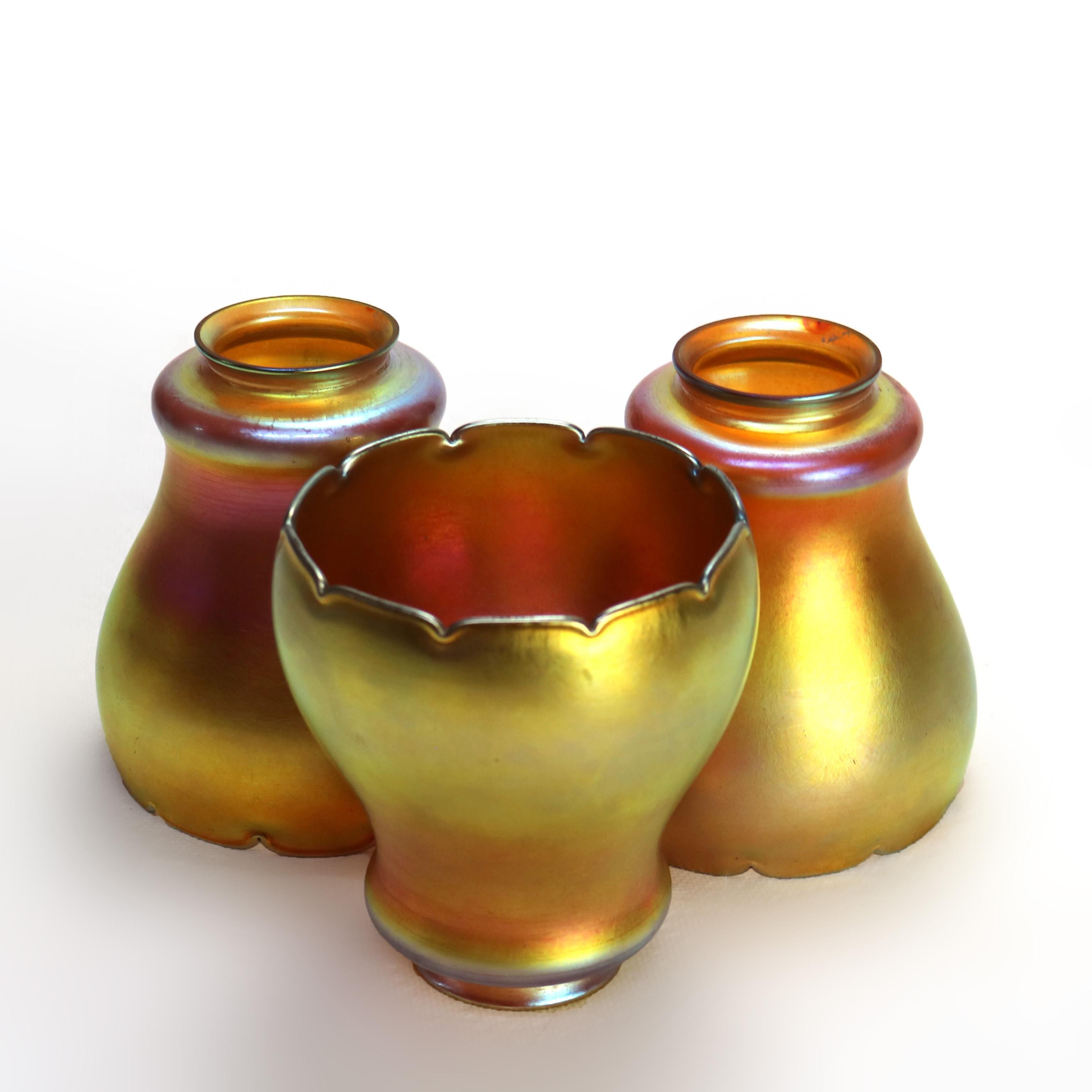 Tre paralumi in vetro artistico con bordo smerlato Aurene oro antico C1920

Misure - 5,25 