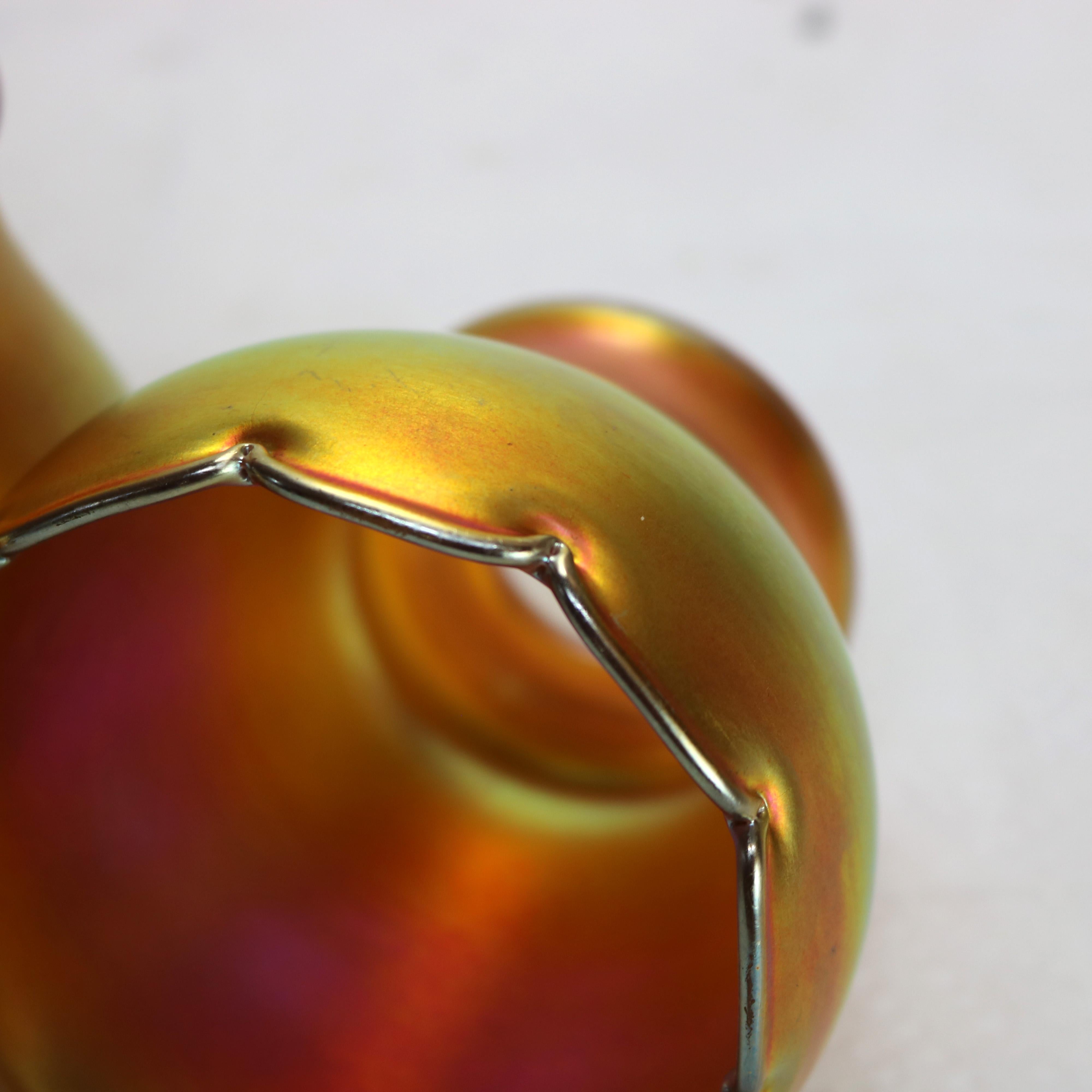 Vetro Tre paralumi in vetro artistico con bordo smerlato Aurene oro antico C1920