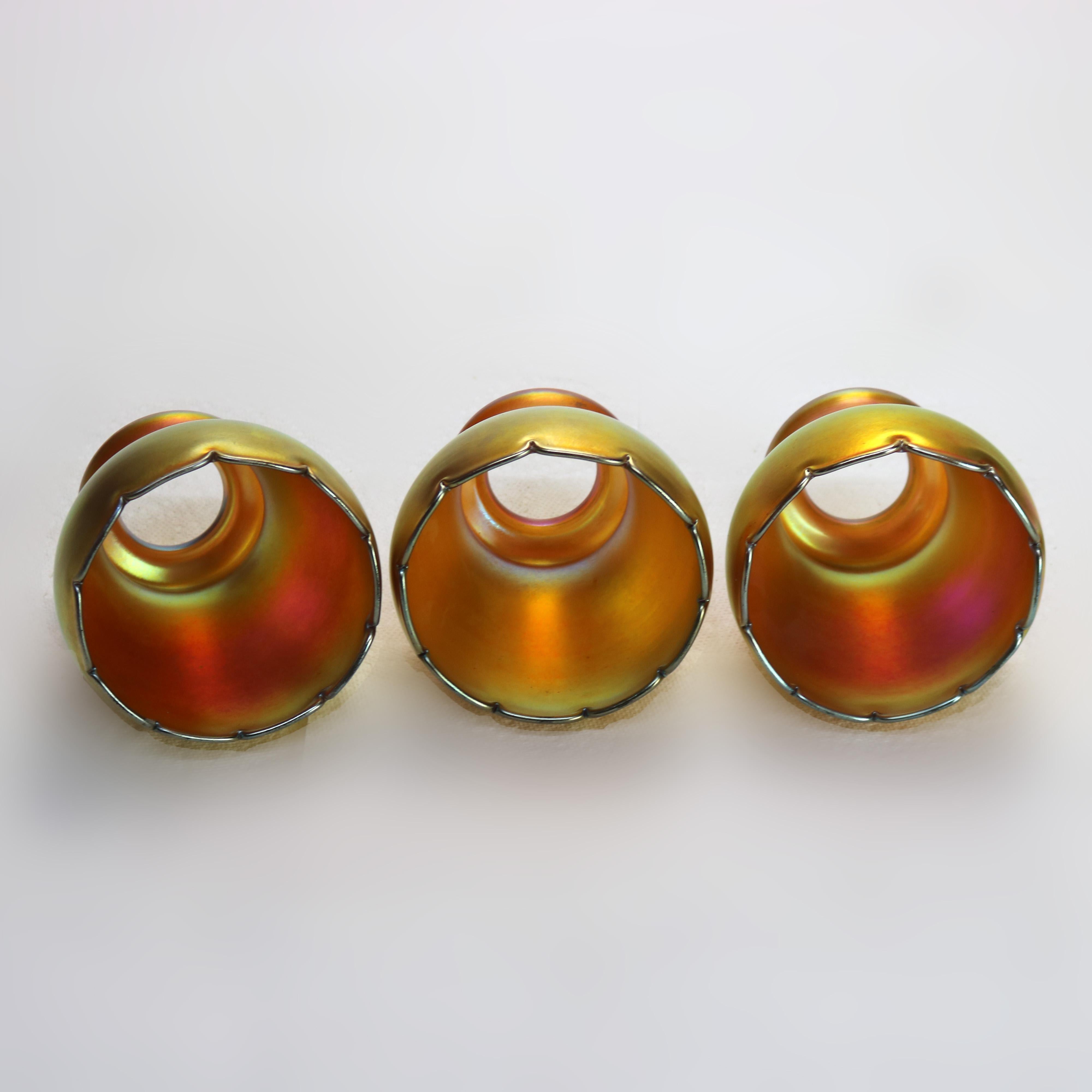 Tre paralumi in vetro artistico con bordo smerlato Aurene oro antico C1920 3
