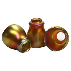 Tre paralumi in vetro artistico con bordo smerlato Aurene oro antico C1920