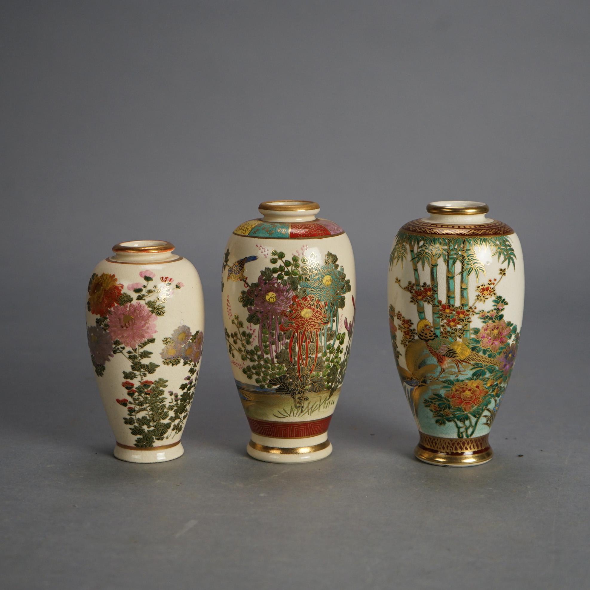 Drei antike japanische Satsuma Porzellanvasen mit Gartenblumen & Vergoldung C1920

Maße - 3 