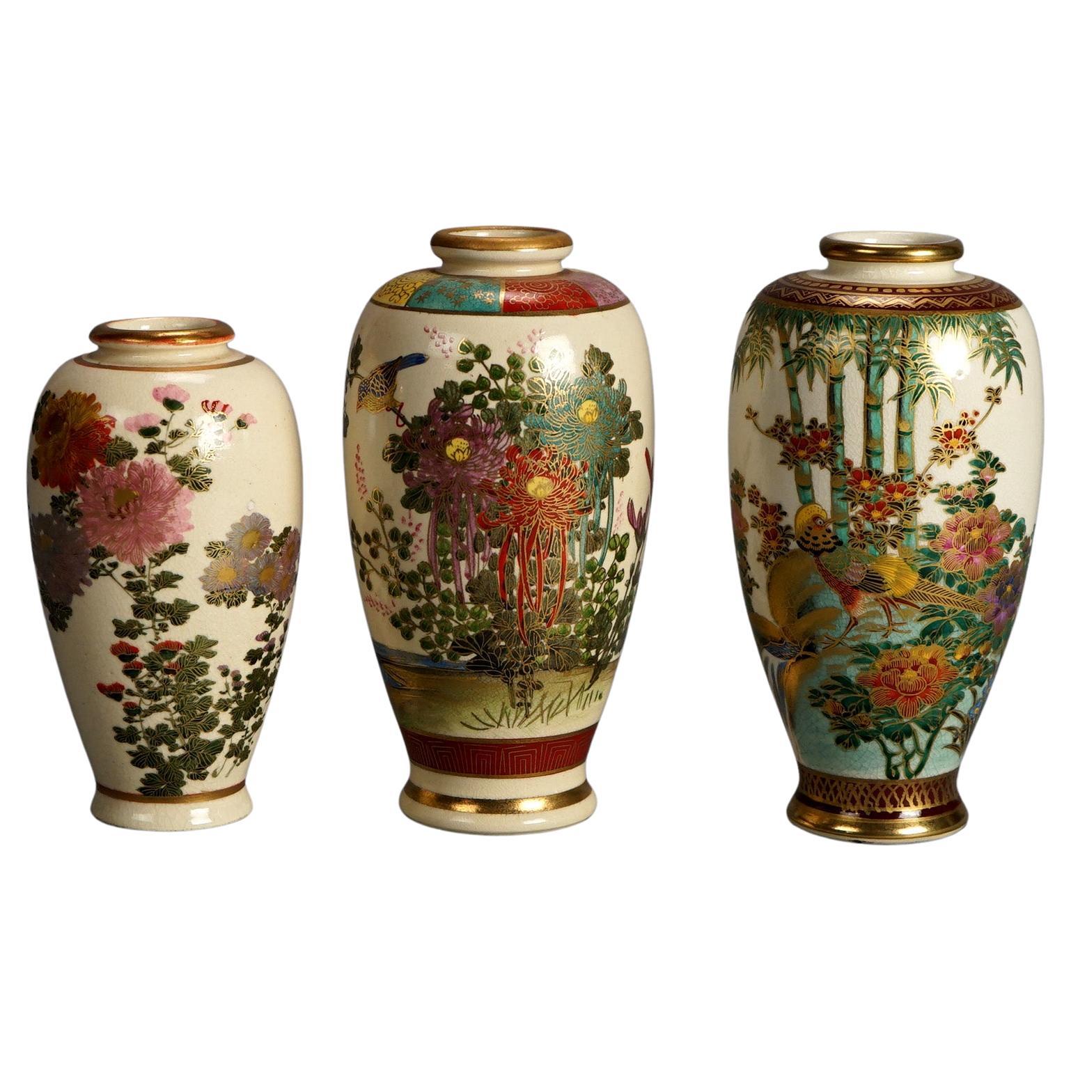 Trois vases japonais anciens en porcelaine de Satsuma avec fleurs de jardin et dorure C1920