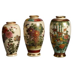 Trois vases japonais anciens en porcelaine de Satsuma avec fleurs de jardin et dorure C1920