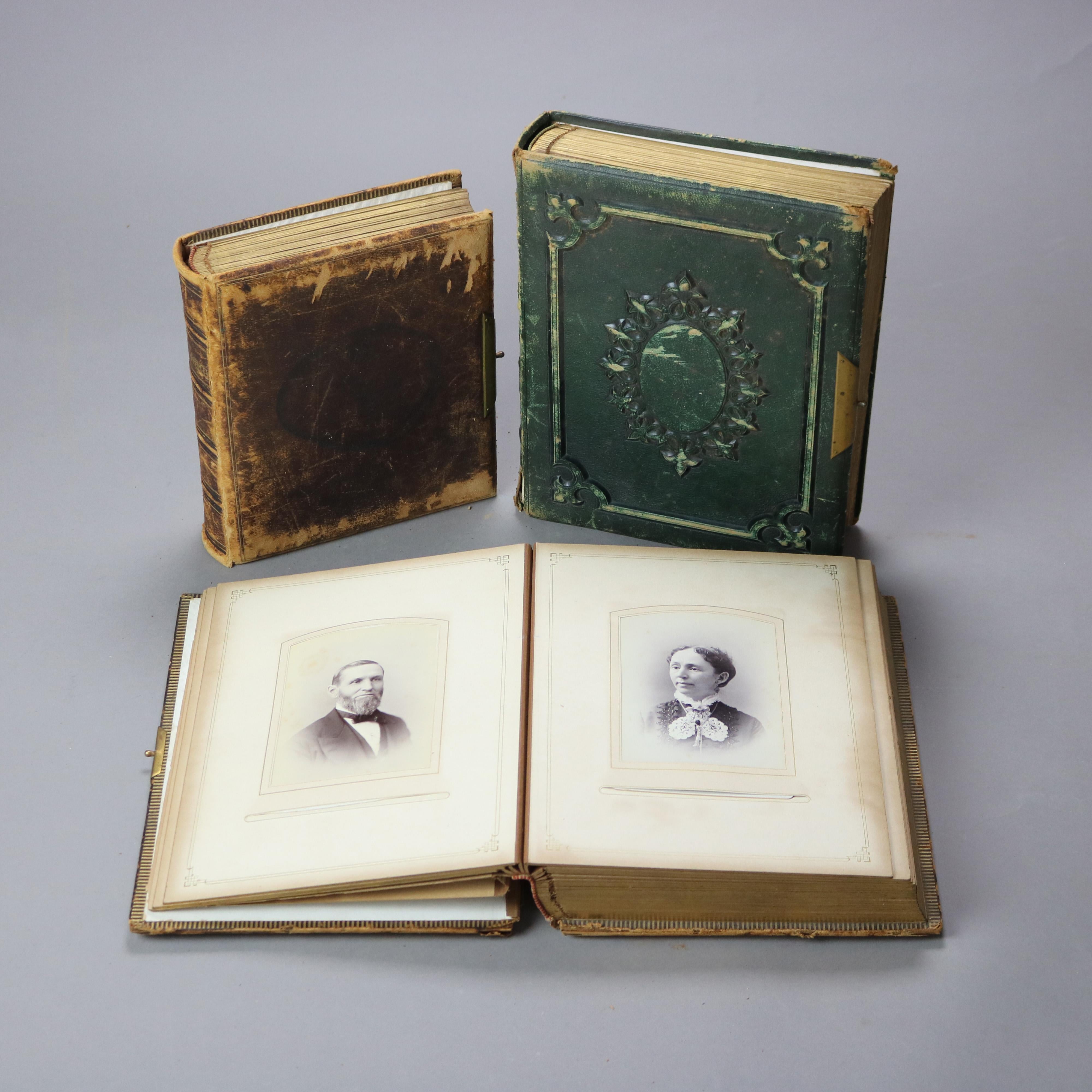 Tre antichi album fotografici in pelle e ottone con foto del XIX secolo

Marrone piccolo - 9 1/4