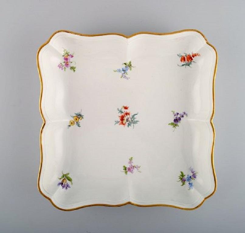 Three antique Meissen dishes in hand-painted porcelain with flowers and gold decoration. Late 19th century.
Largest measures: 27 x 27 x 5 cm.
In excellent condition.
Stamped.
1st factory quality.
