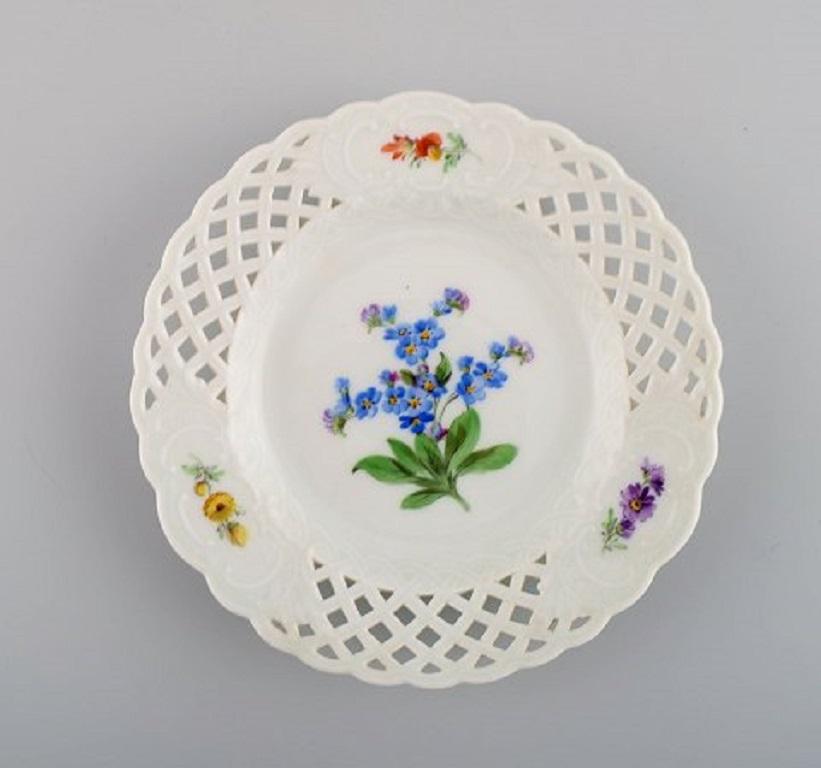 Peint à la main Trois assiettes anciennes de Meissen en porcelaine peinte à la main avec motifs floraux en vente
