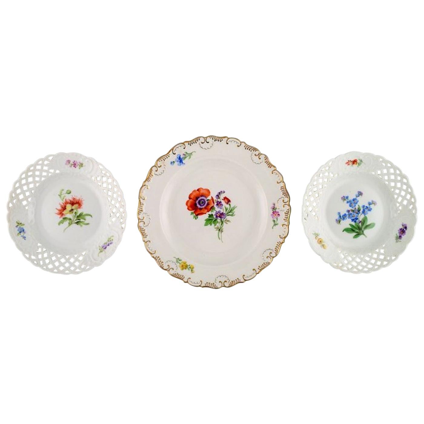Trois assiettes anciennes de Meissen en porcelaine peinte à la main avec motifs floraux