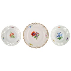 Tres platos antiguos de Meissen Porcelain pintados a mano con motivos florales